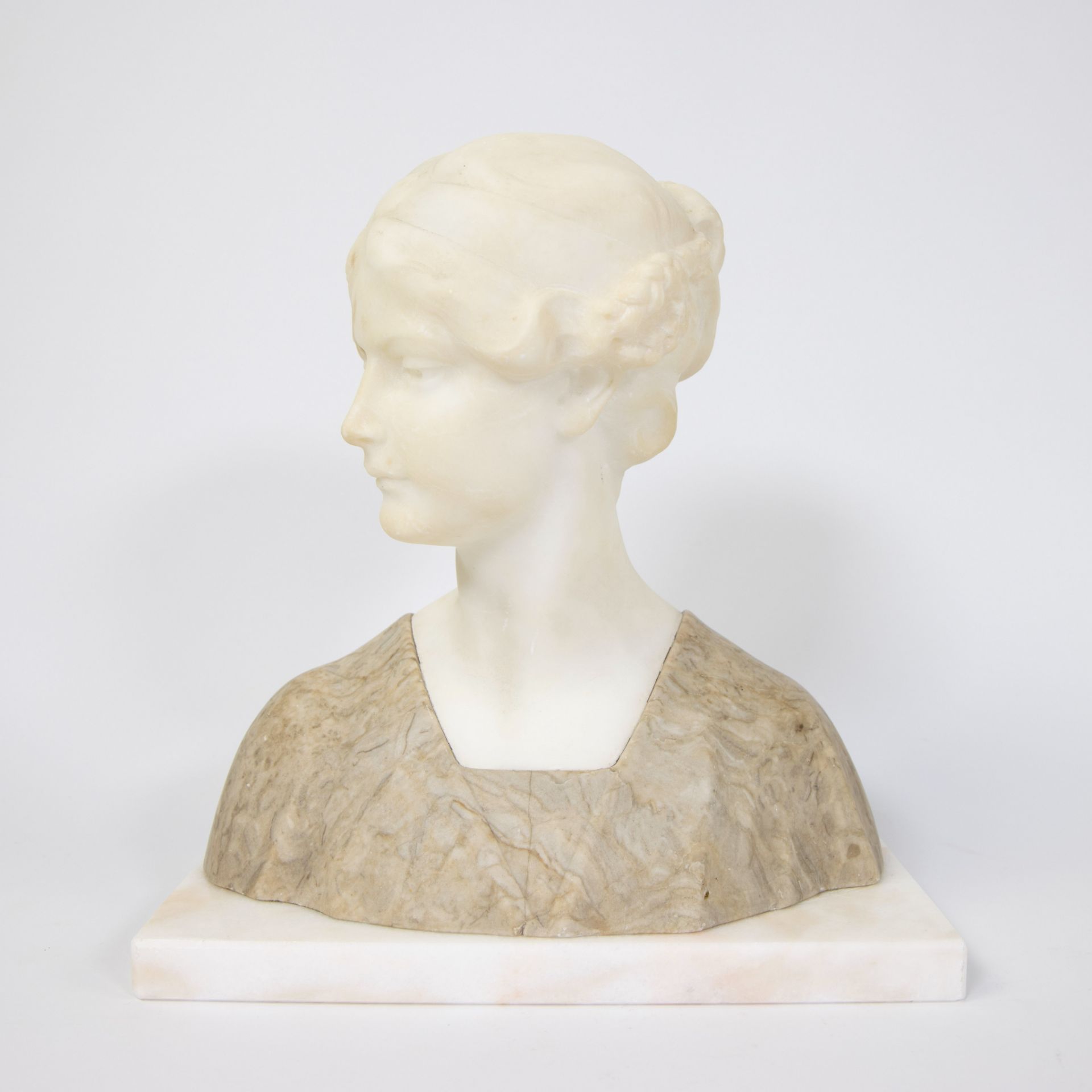 Women's bust in alabaster ca 1900 - Image 2 of 5