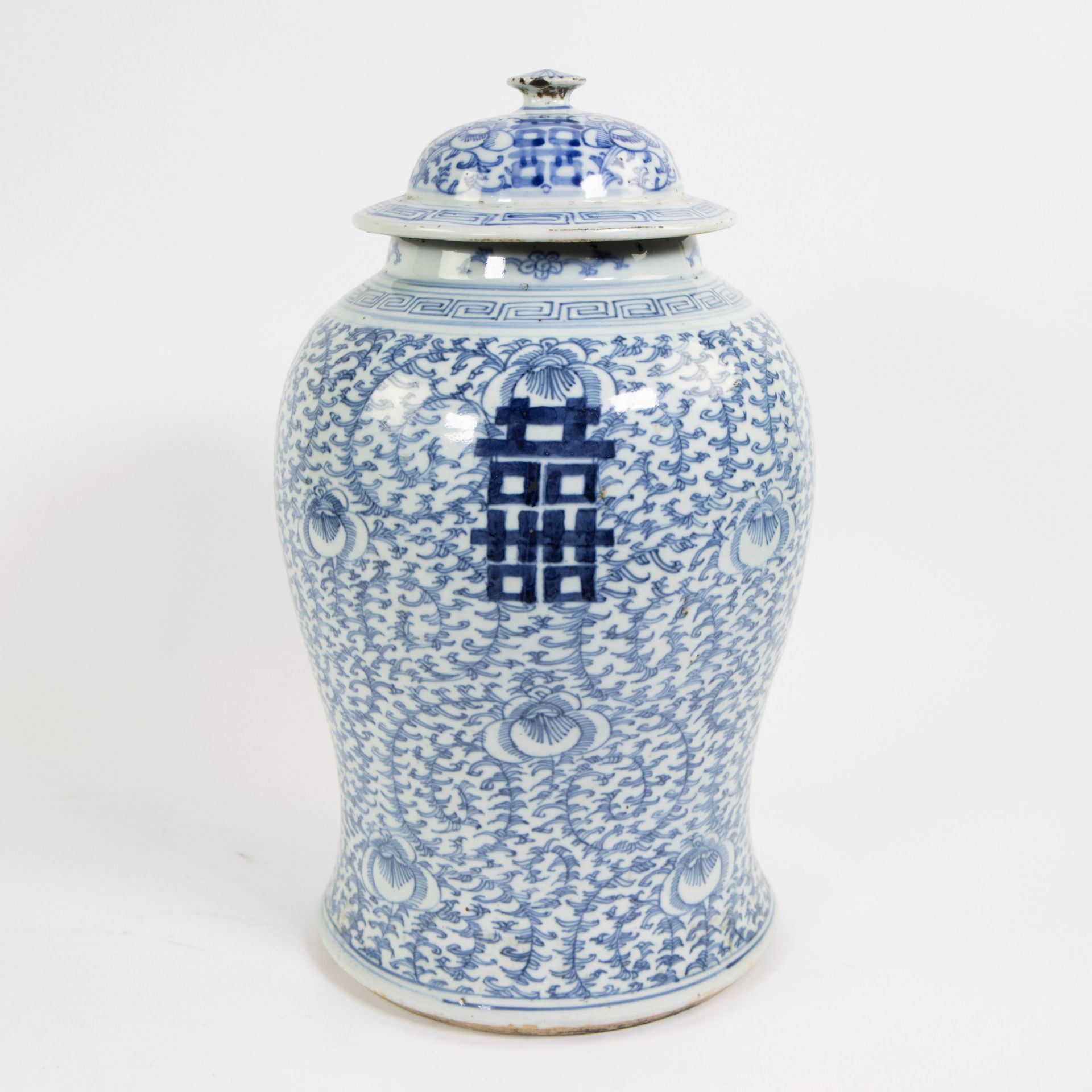 A blue and white Chinese celadon porcelain vase and cover, 19th C. - Image 4 of 8