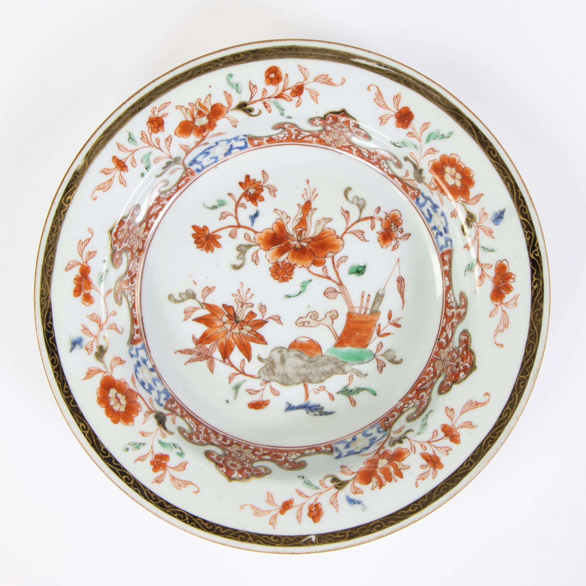 Two 18th century Chinese plates with floral decor, Qianlong period - Image 2 of 6