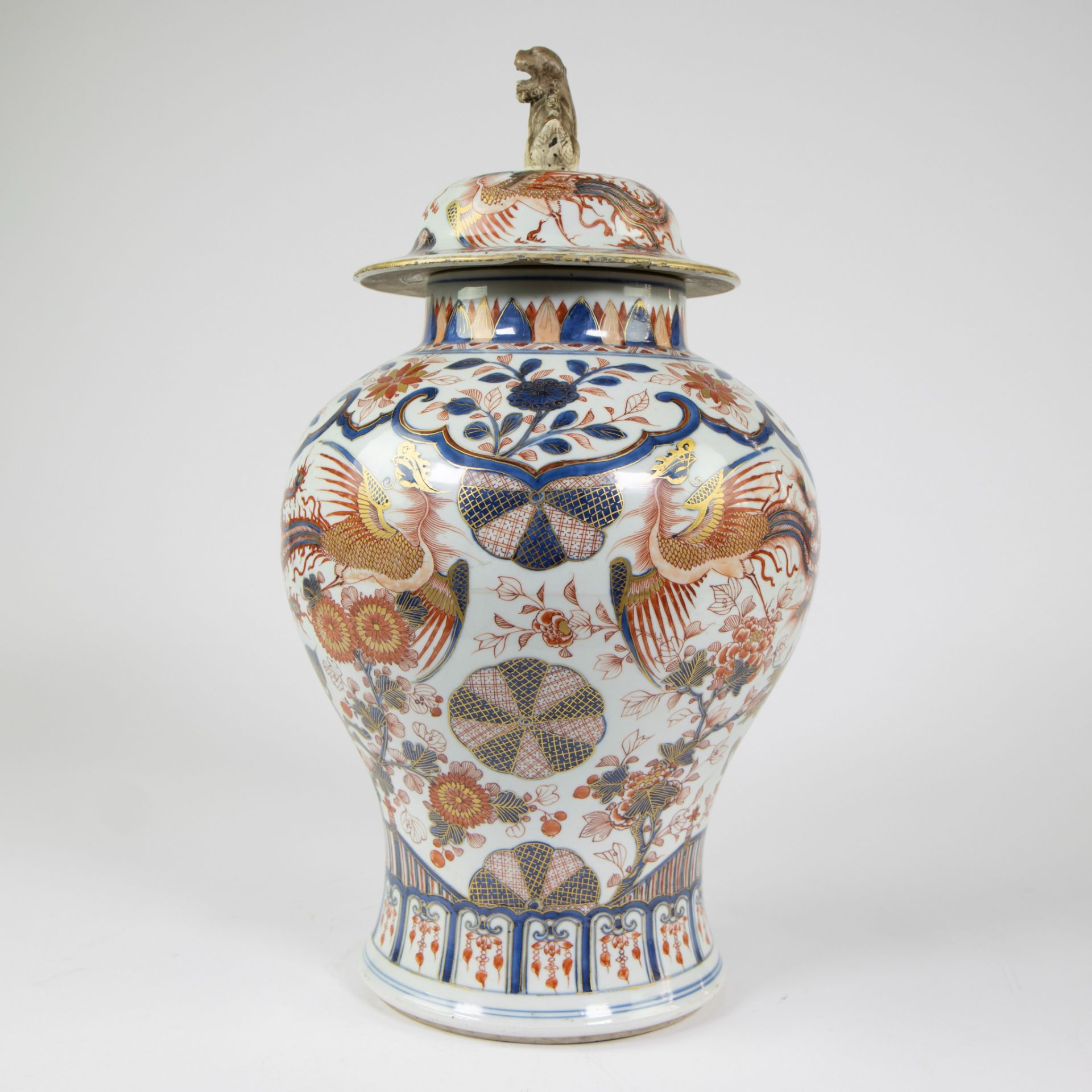 Chinese porcelain jar and its cover, decorated imari enamels, 18th century - Image 3 of 12