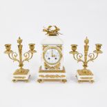 White marble clock with gilded bronze fittings, Louis XVI, dial signed Maple & Co Paris