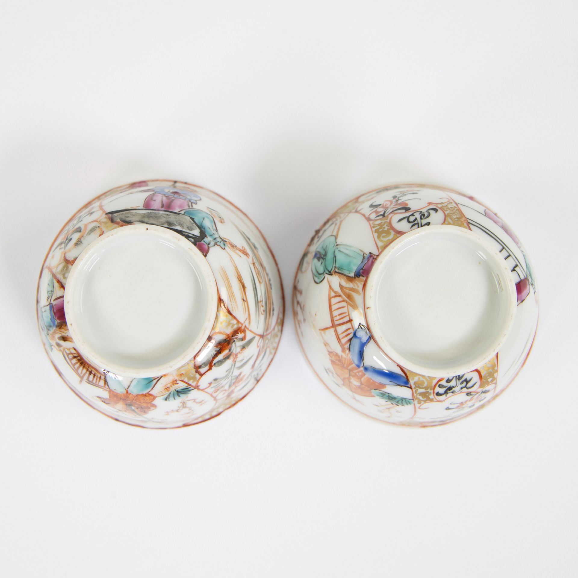 China, a pair of famille rose porcelain plates and cups with Mandarin decor, Qianlong - Image 9 of 9