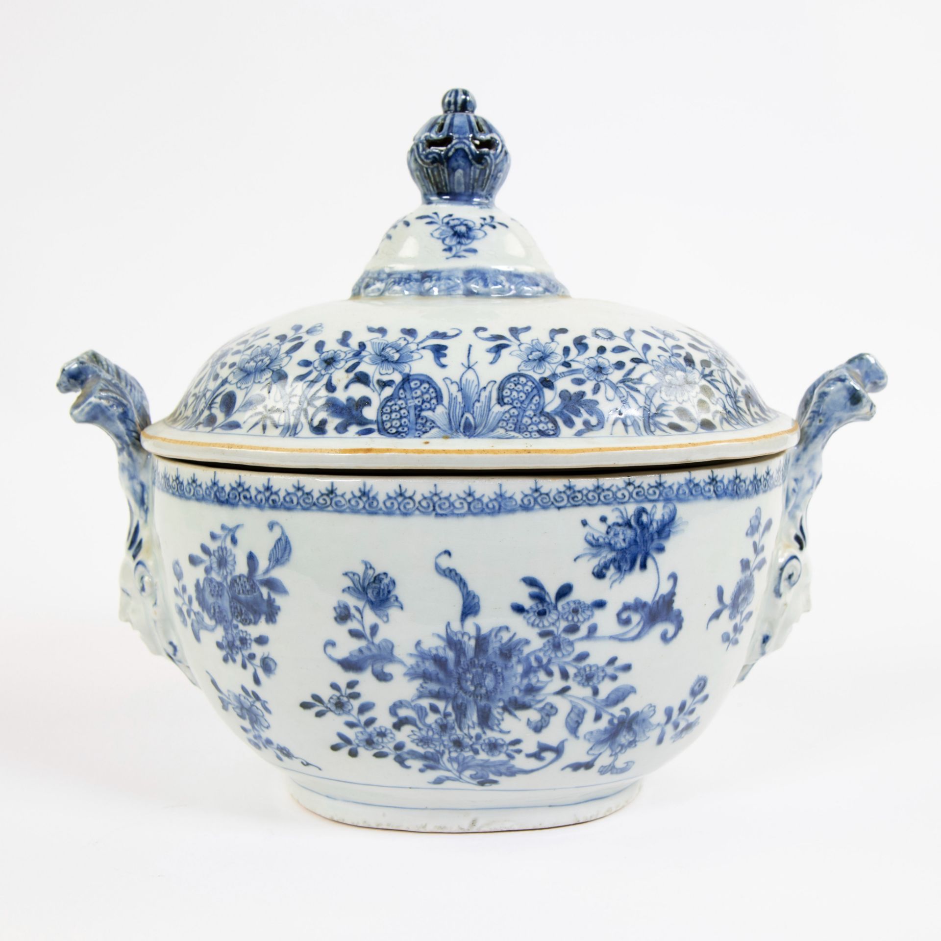 Chinese porcelain tureen and its cover and dish, Qianlong period, 18th century. Sculptural mascaron  - Bild 6 aus 11