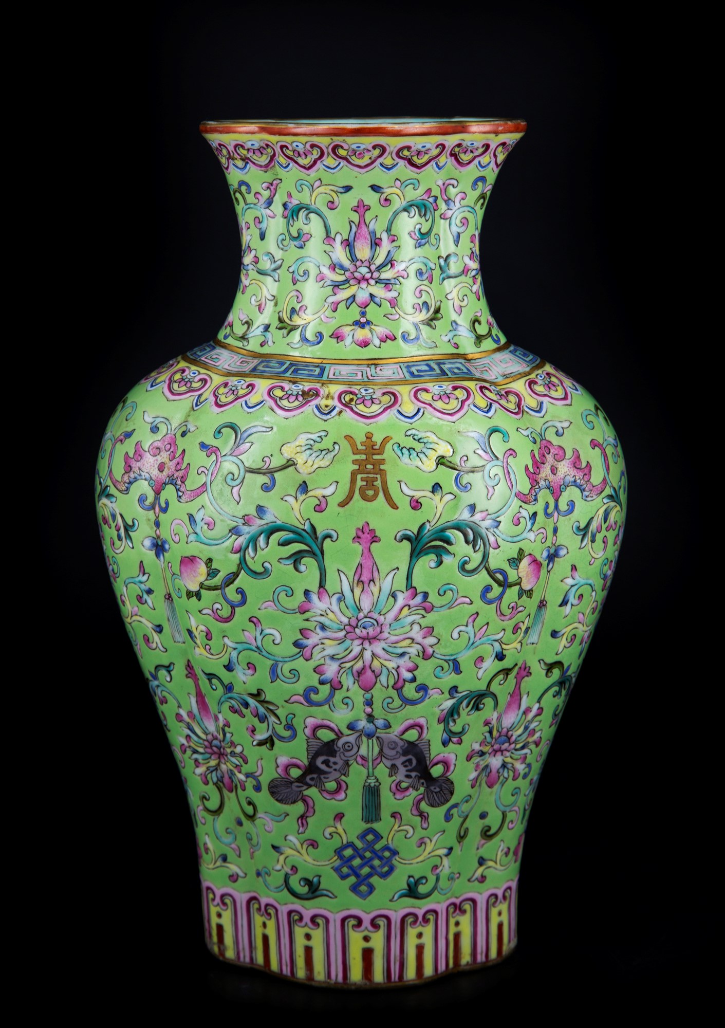 *PREMIUM: A RARE IMPERIAL LIME-GROUND FAMILLE ROSE QUATREFOIL VASE, HAITANGPING h. 23 cm