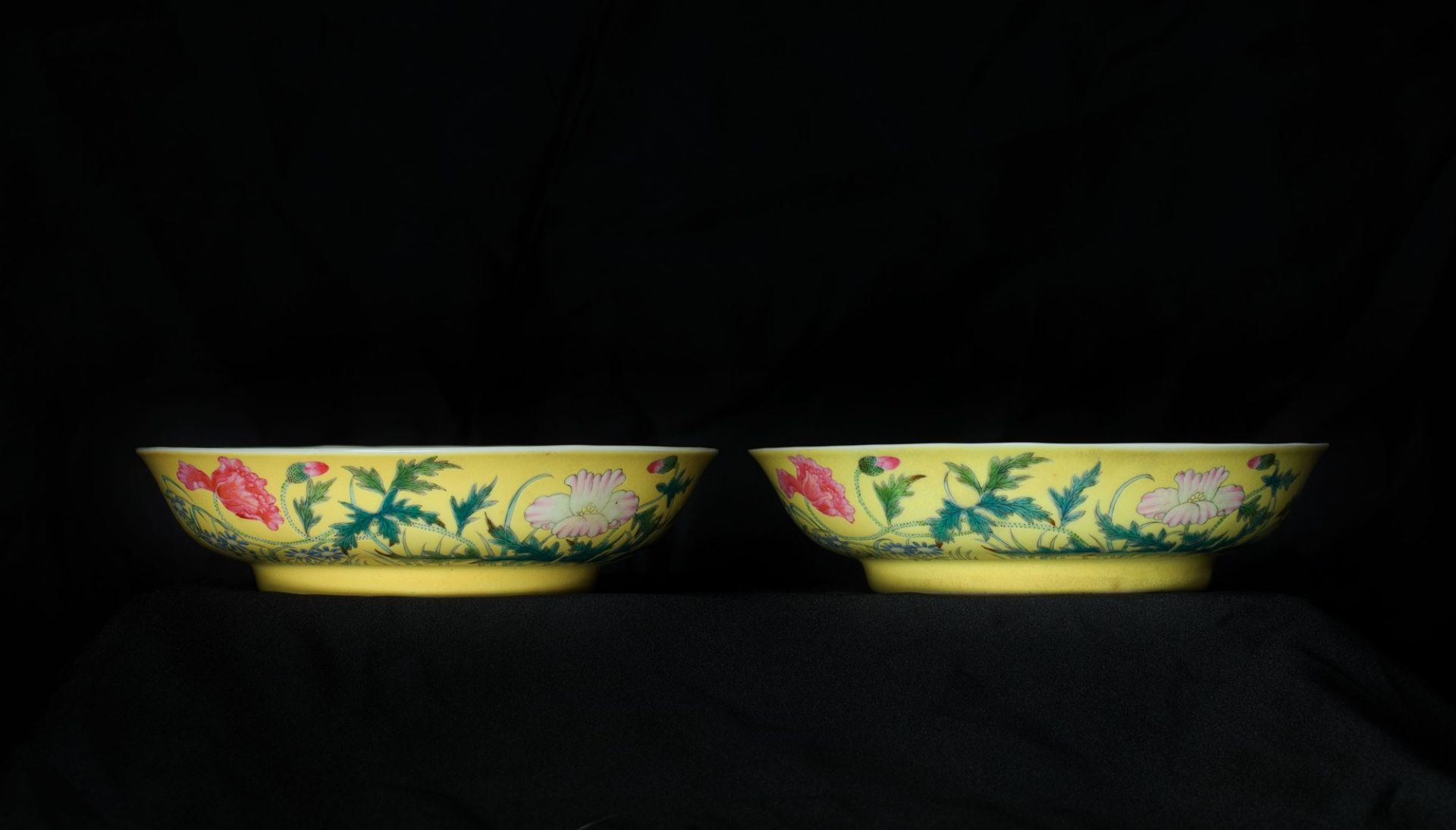 PAIR OF YELLOW-GROUND FAMILLE ROSE PORCELAIN DISHES d. 15.5 cm - Bild 3 aus 4