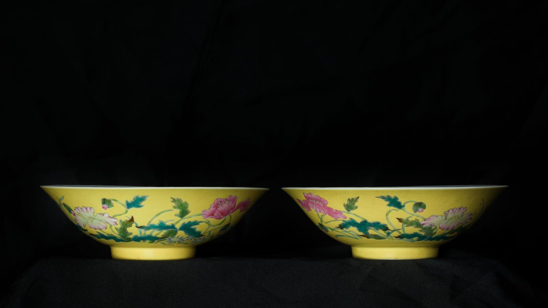 PAIR OF BLUE AND WHITE FAMILLE ROSE YELLOW-GROUND PORCELAIN CUPS d. 15,2 - Bild 4 aus 5