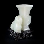 AN EXCEPTIONAL CARVED WHITE JADE LION DOG AND VASE WITH ZITAN WOOD STAND Giada h. 9,5 cm