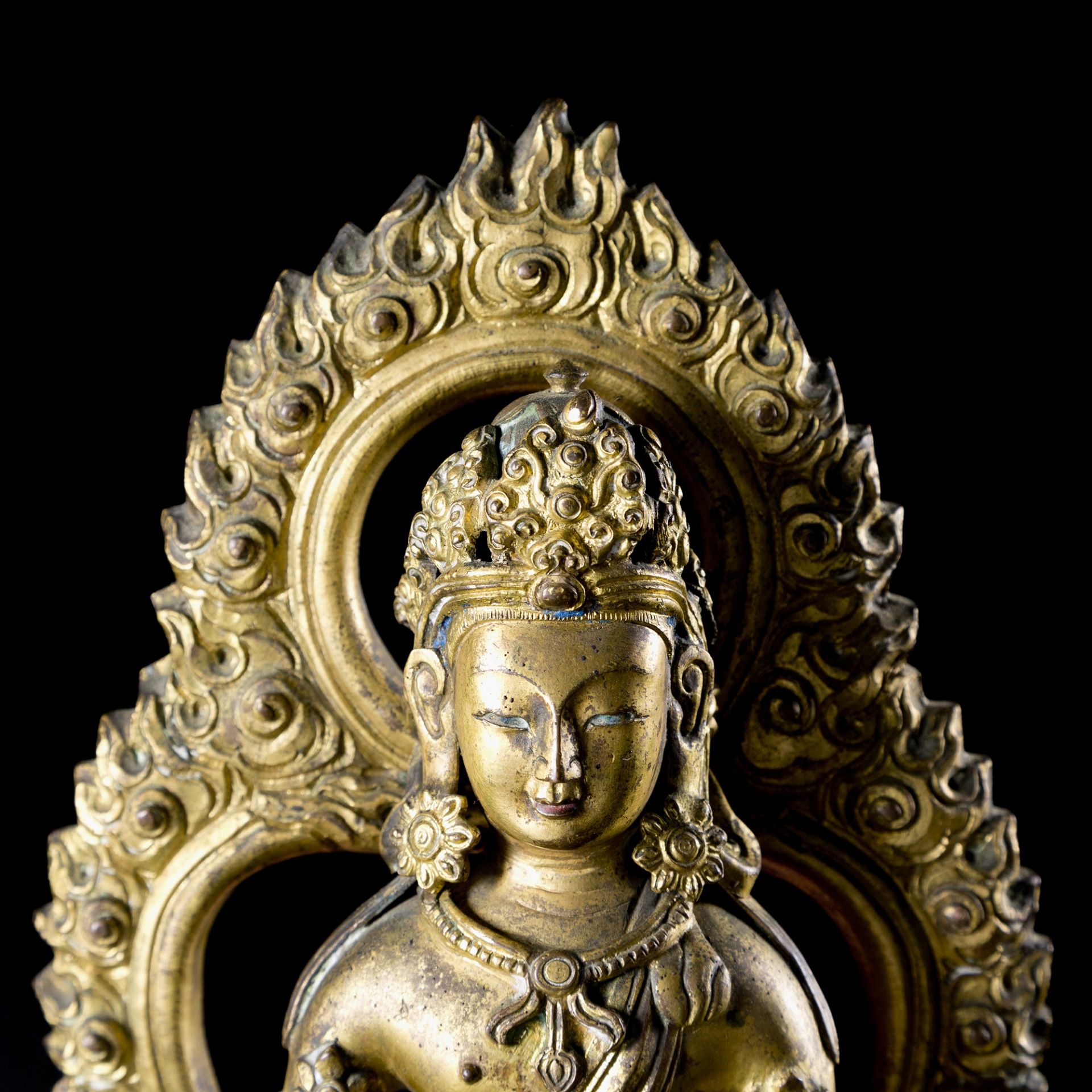 GILT-BRONZE FIGURE OF A SEATED BUDDHA AMITAYUS WITH FLAME h. 21.5 cm - Bild 2 aus 6