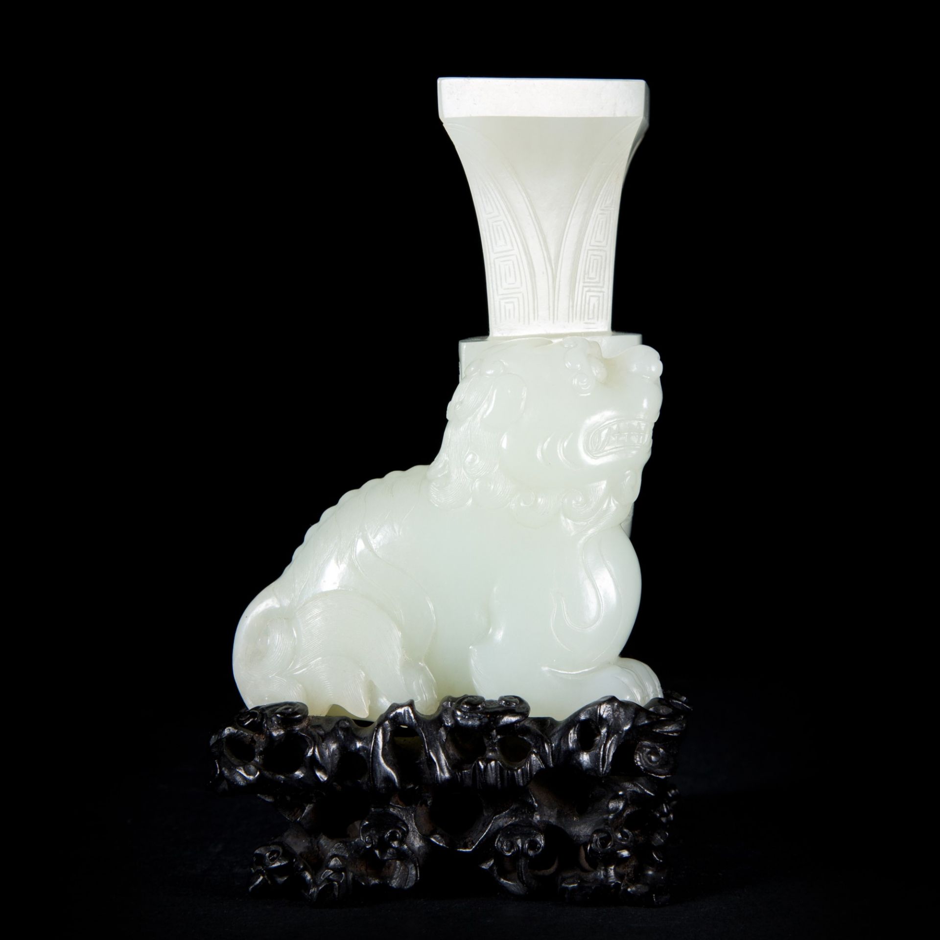 AN EXCEPTIONAL CARVED WHITE JADE LION DOG AND VASE WITH ZITAN WOOD STAND Giada h. 9,5 cm - Bild 2 aus 6