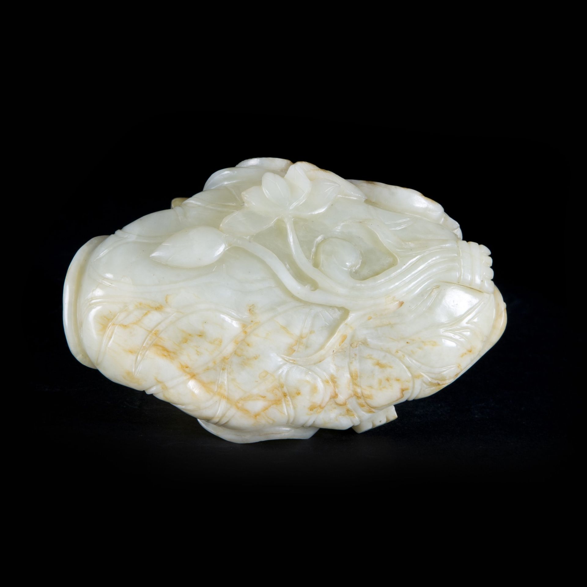 A PALE CELADON JADE AND RUSSET LOTUS BRUSH WASHER l. 13 cm - Image 2 of 2