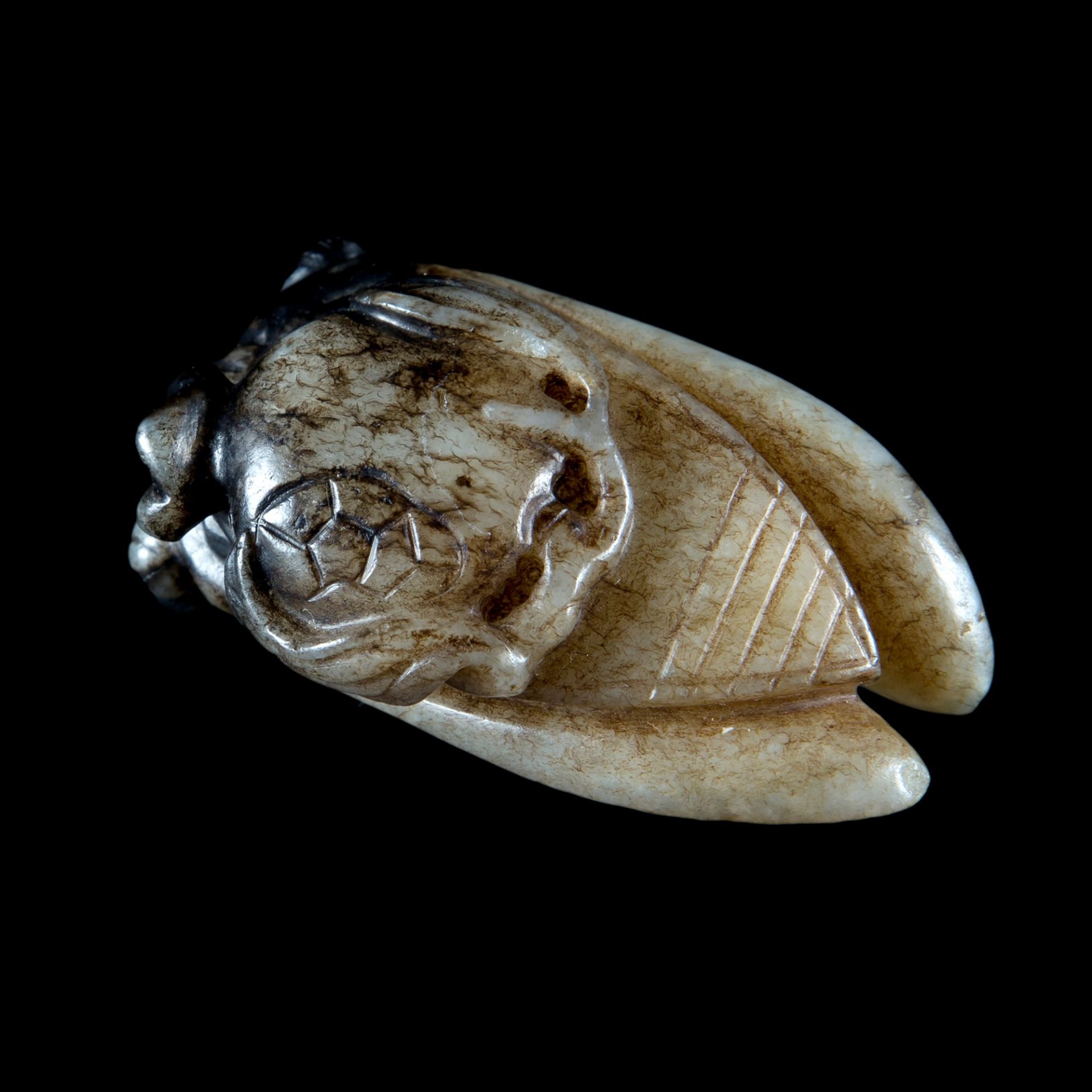 A CARVED MOTTLED JADE CICADA AND POMEGRANATE l. 5 cm - Image 2 of 2