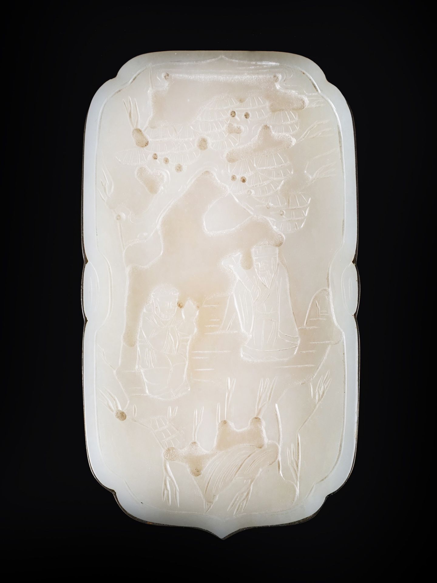 A WHITE JADE LANDSCAPE PLAQUE MOUNTED ON A SILVER BOX placca h.11 cm x l. 6 cm