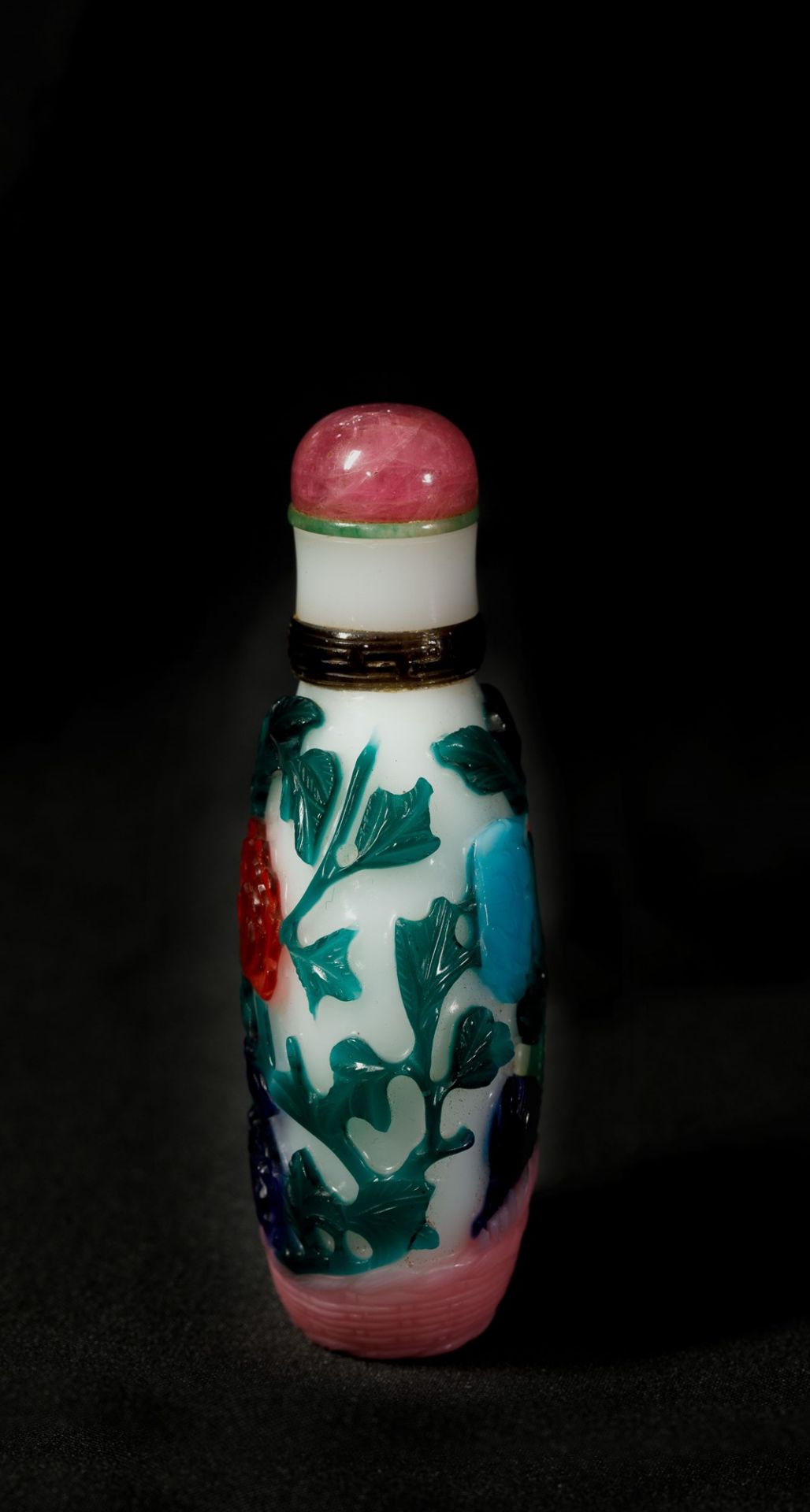 A RARE SEVEN COLOUR GLASS OVERLAY SNUFF BOTTLE h. 8 cm - Image 3 of 5