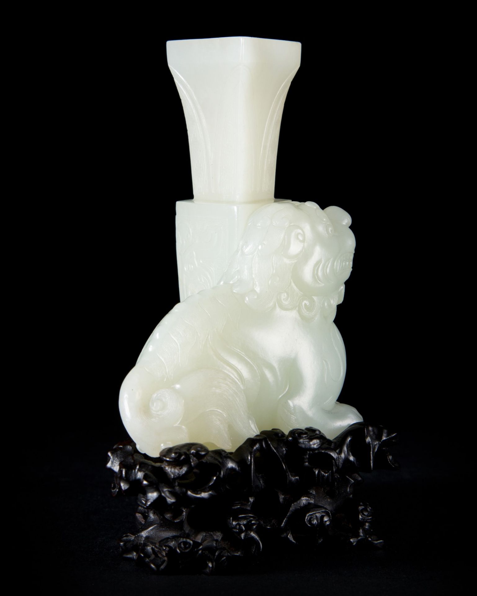 AN EXCEPTIONAL CARVED WHITE JADE LION DOG AND VASE WITH ZITAN WOOD STAND Giada h. 9,5 cm - Bild 3 aus 6