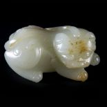 A WHITE JADE AND RUSSET BIXIE h. 3,2 cm x l. 6,5 cm