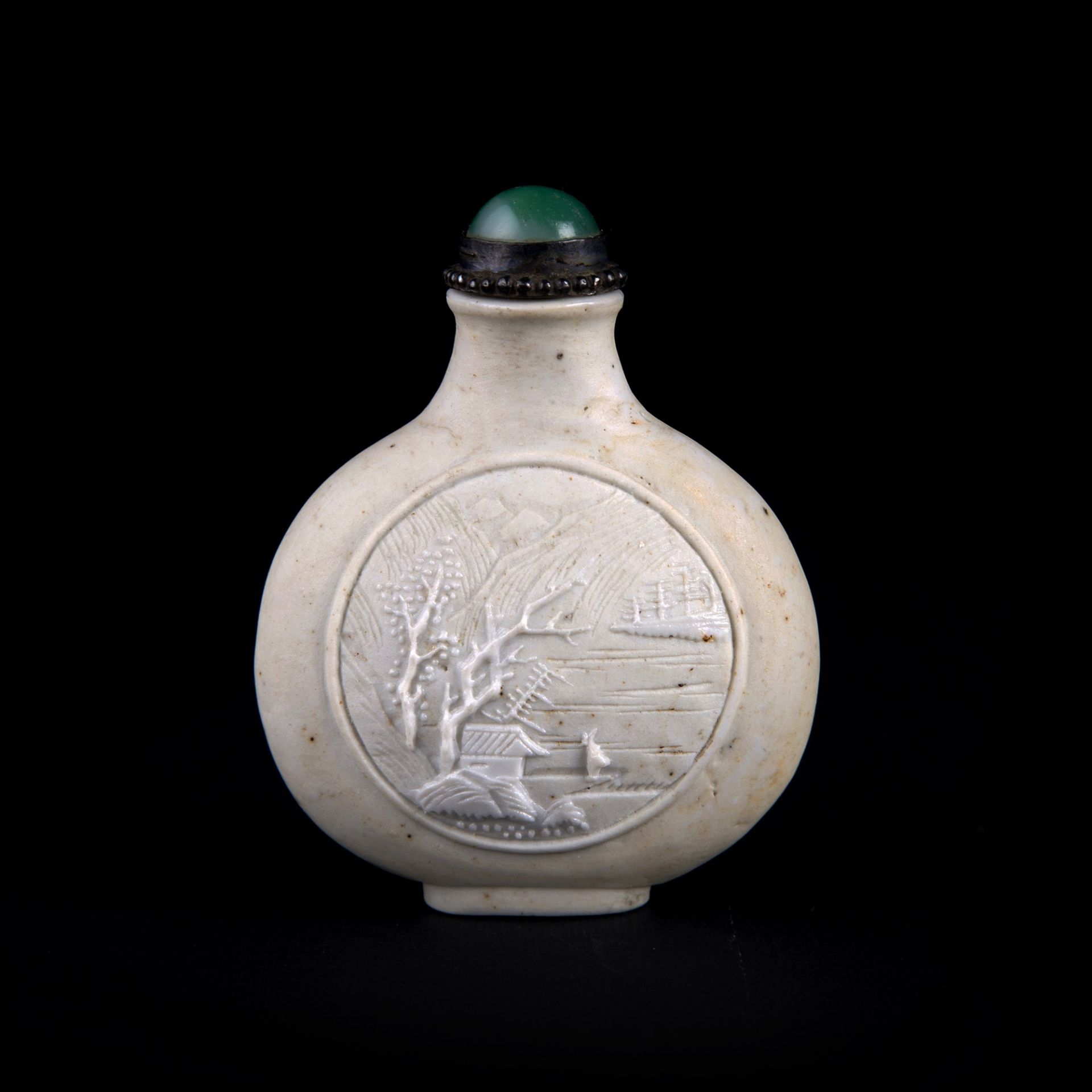 BISQUIT PORCELAIN SNUFF BOTTLE h. 7,6 cm