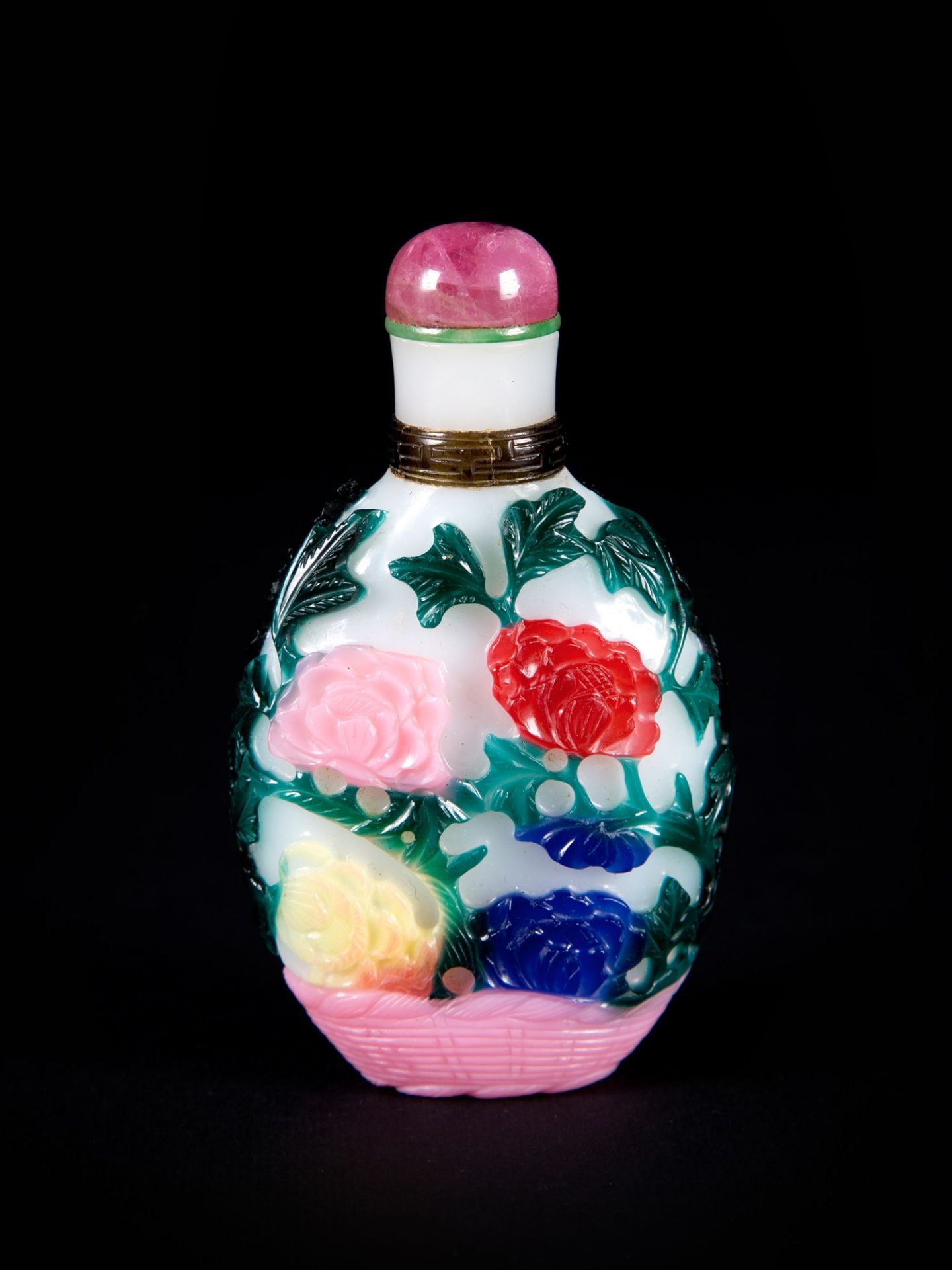 A RARE SEVEN COLOUR GLASS OVERLAY SNUFF BOTTLE h. 8 cm - Image 2 of 5