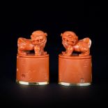 PAIR OF RED CORAL AND GOLD SEALS h. 5,3 cm