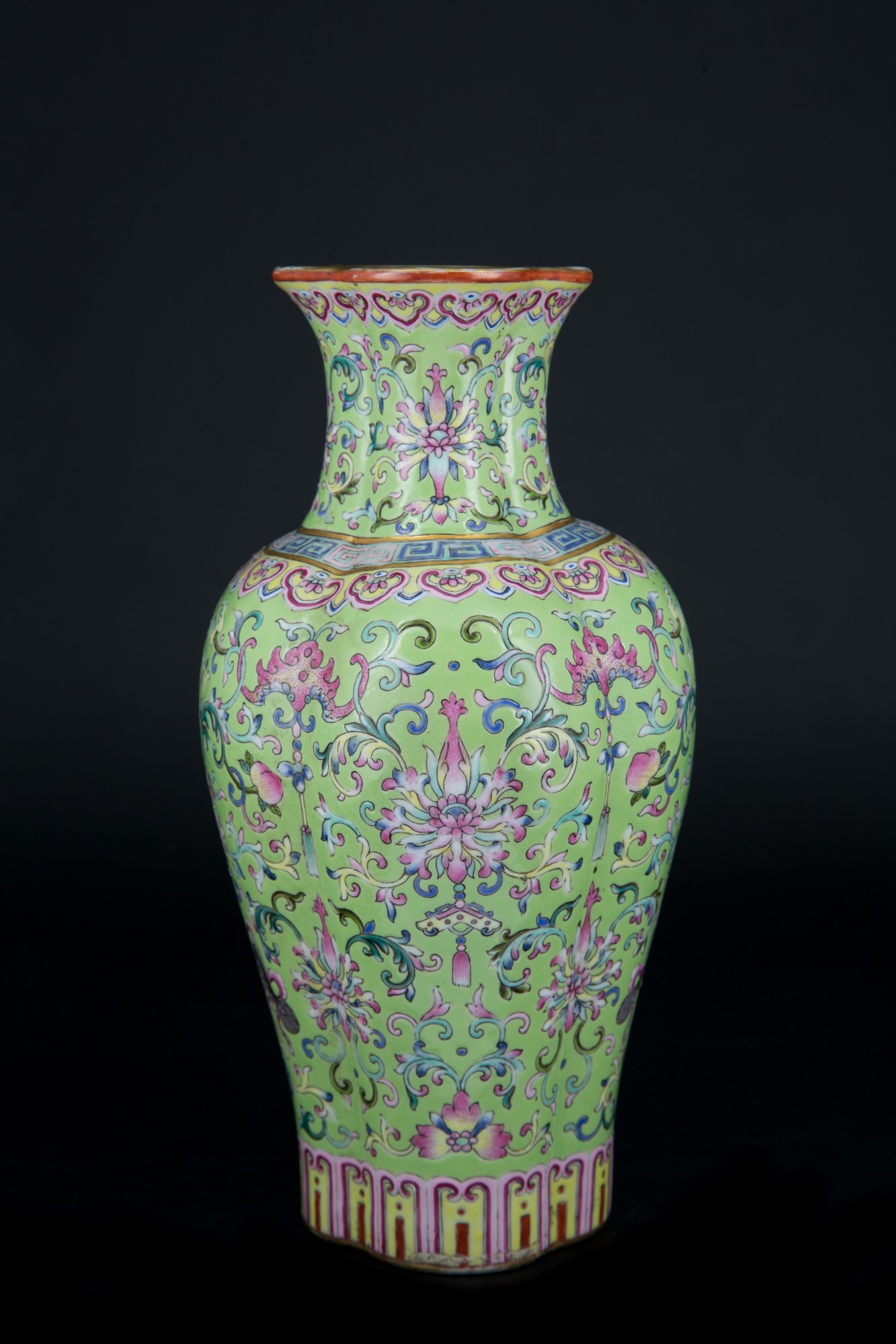 *PREMIUM: A RARE IMPERIAL LIME-GROUND FAMILLE ROSE QUATREFOIL VASE, HAITANGPING h. 23 cm - Image 16 of 16