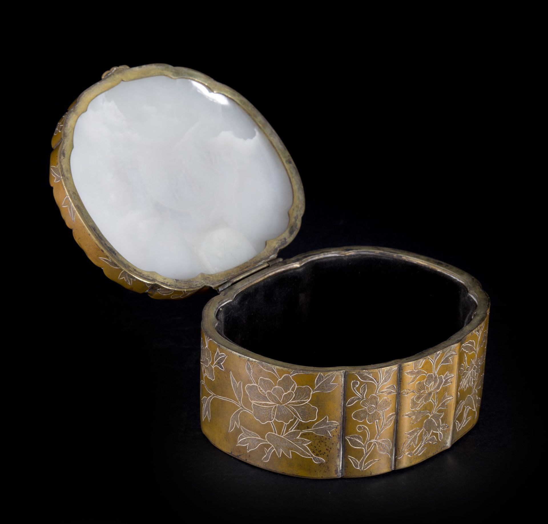 A WHITE JADE CARVED ELEPANTH PLAQUE MOUNTED ON A GILT COPPER A BOX placca h.6 x l. 13 cm x w. 10 cm - Image 3 of 3