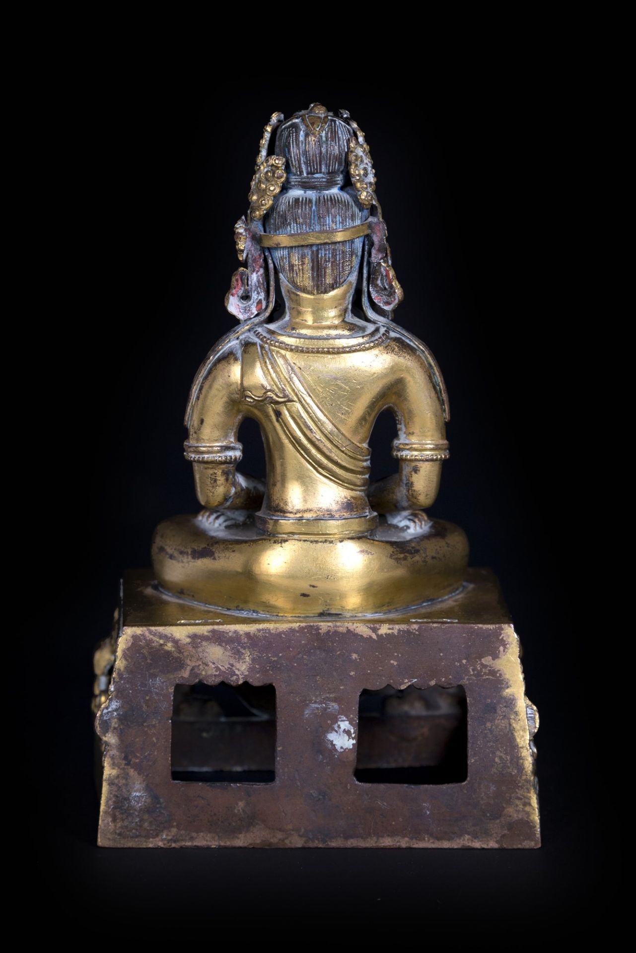 GILT-BRONZE FIGURE OF SEATED BUDDHA AMITAYUS h. 18 cm - Bild 2 aus 4