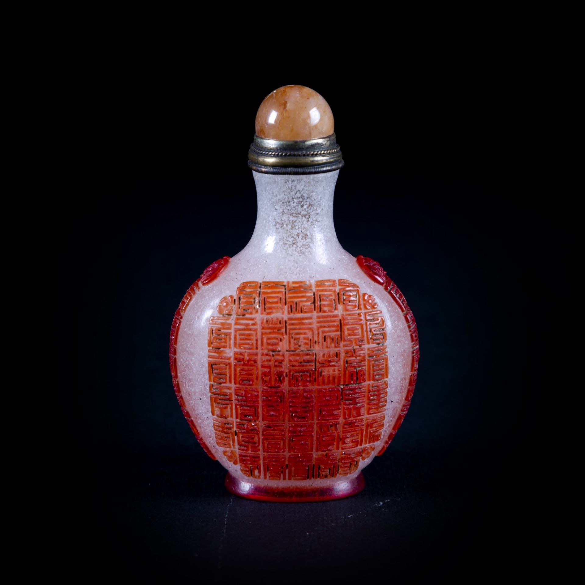 RED OVERLAY GLASS SNUFF BOTTLE WITH IDEOGRAMS h. 7,3 cm