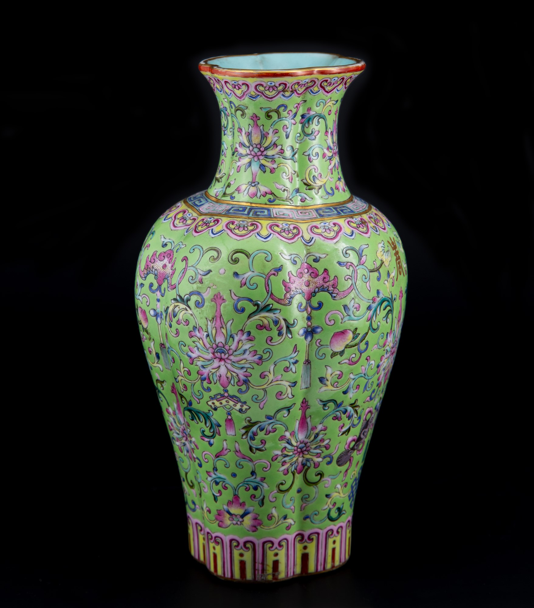 *PREMIUM: A RARE IMPERIAL LIME-GROUND FAMILLE ROSE QUATREFOIL VASE, HAITANGPING h. 23 cm - Image 8 of 16