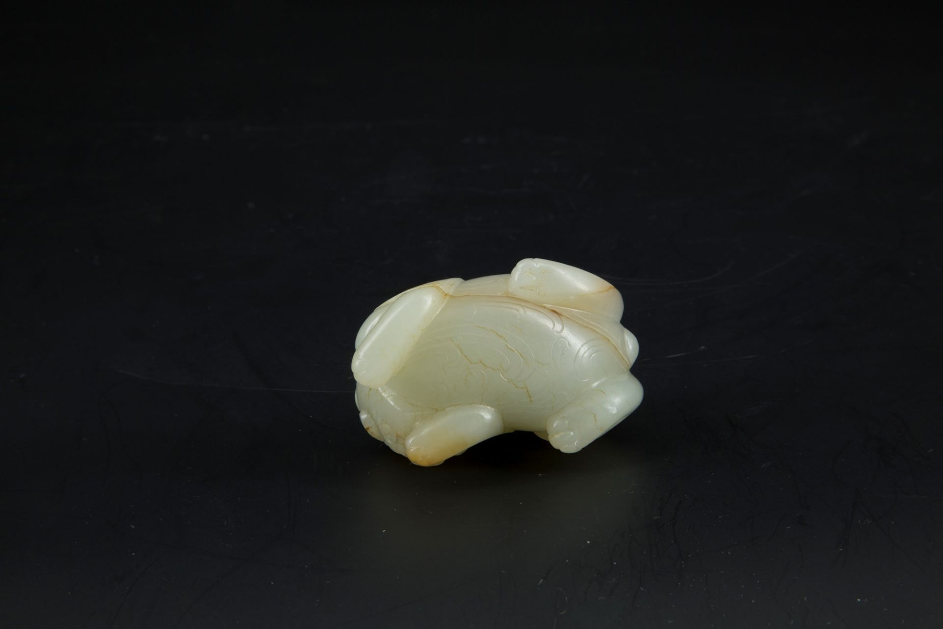 A WHITE JADE AND RUSSET BIXIE h. 3,2 cm x l. 6,5 cm - Image 3 of 3