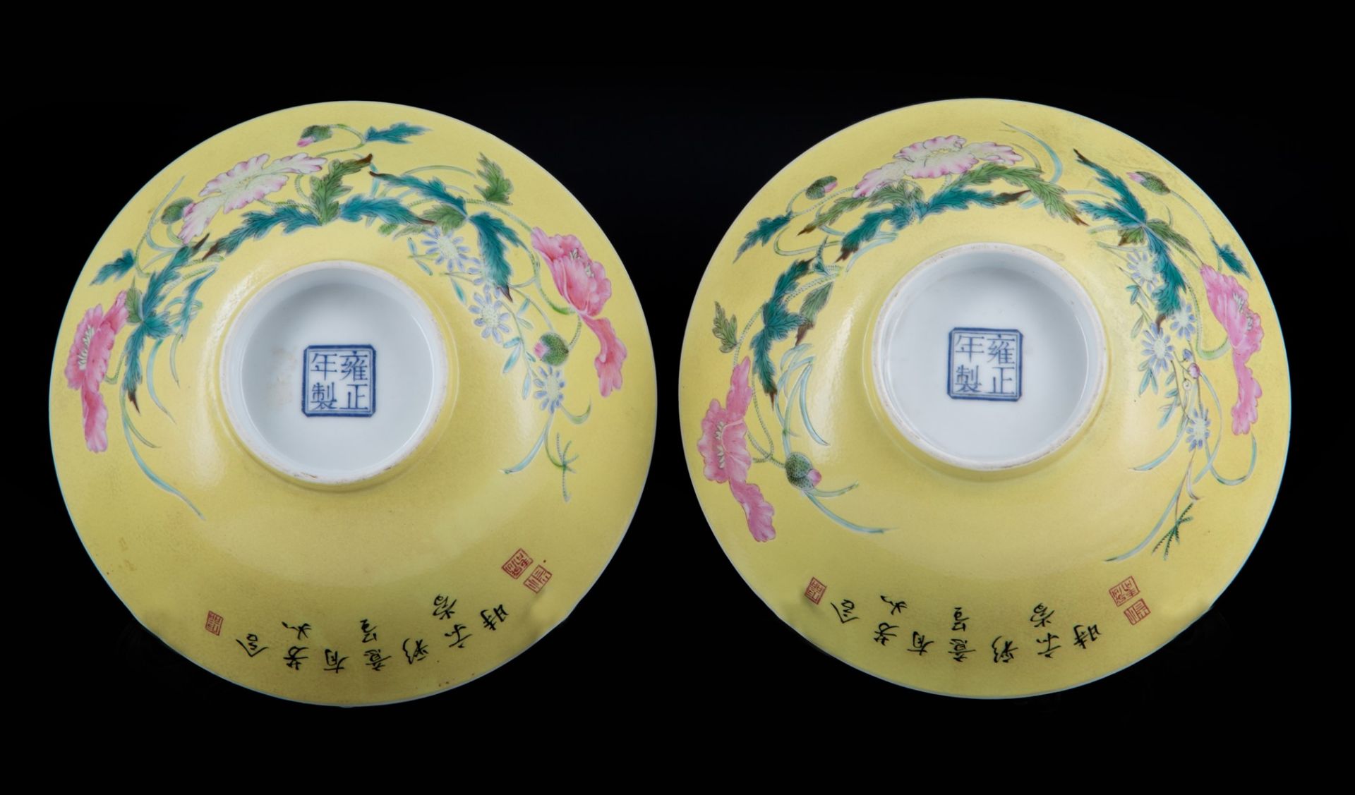 PAIR OF BLUE AND WHITE FAMILLE ROSE YELLOW-GROUND PORCELAIN CUPS d. 15,2 - Image 3 of 5