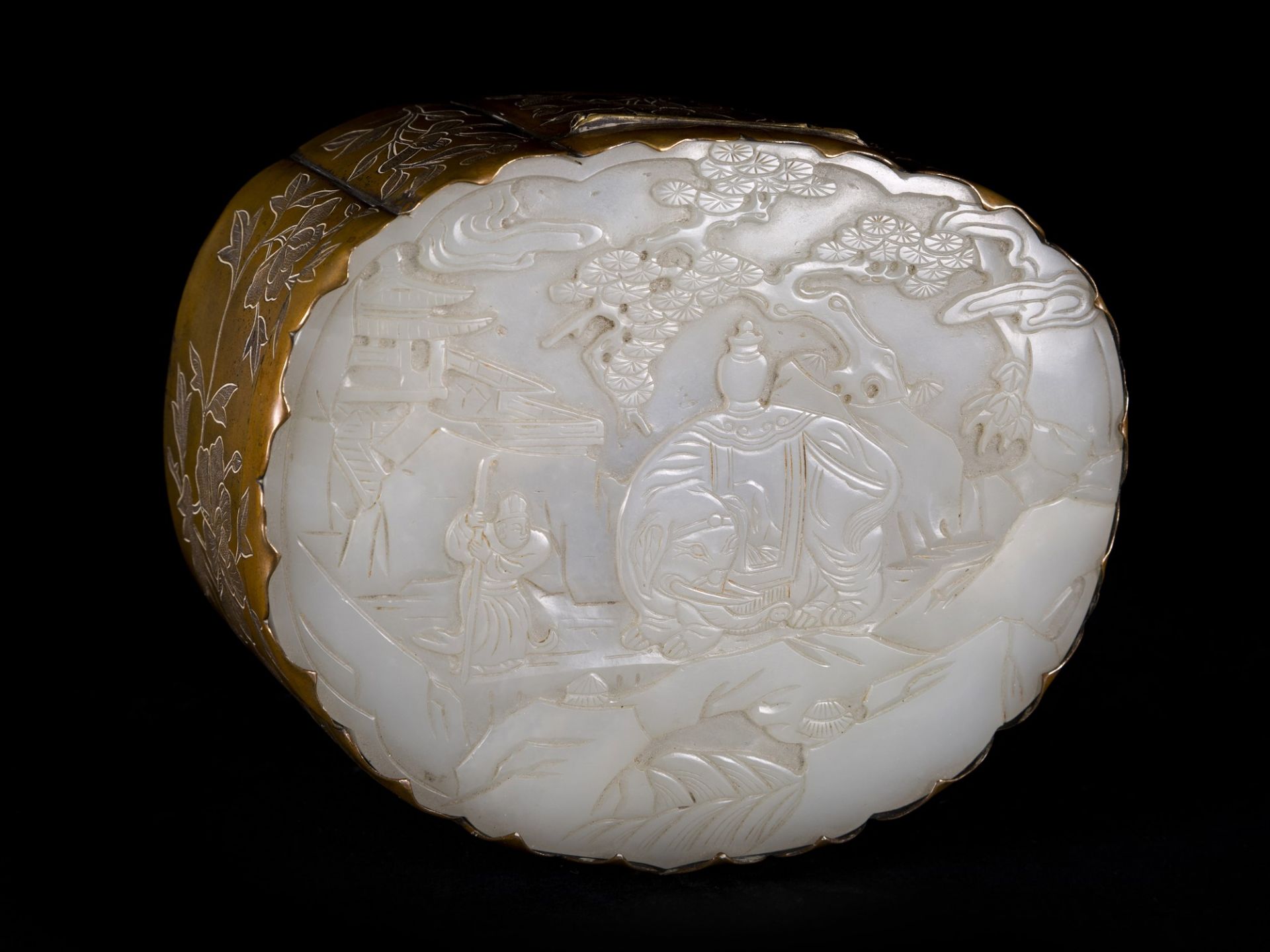 A WHITE JADE CARVED ELEPANTH PLAQUE MOUNTED ON A GILT COPPER A BOX placca h.6 x l. 13 cm x w. 10 cm