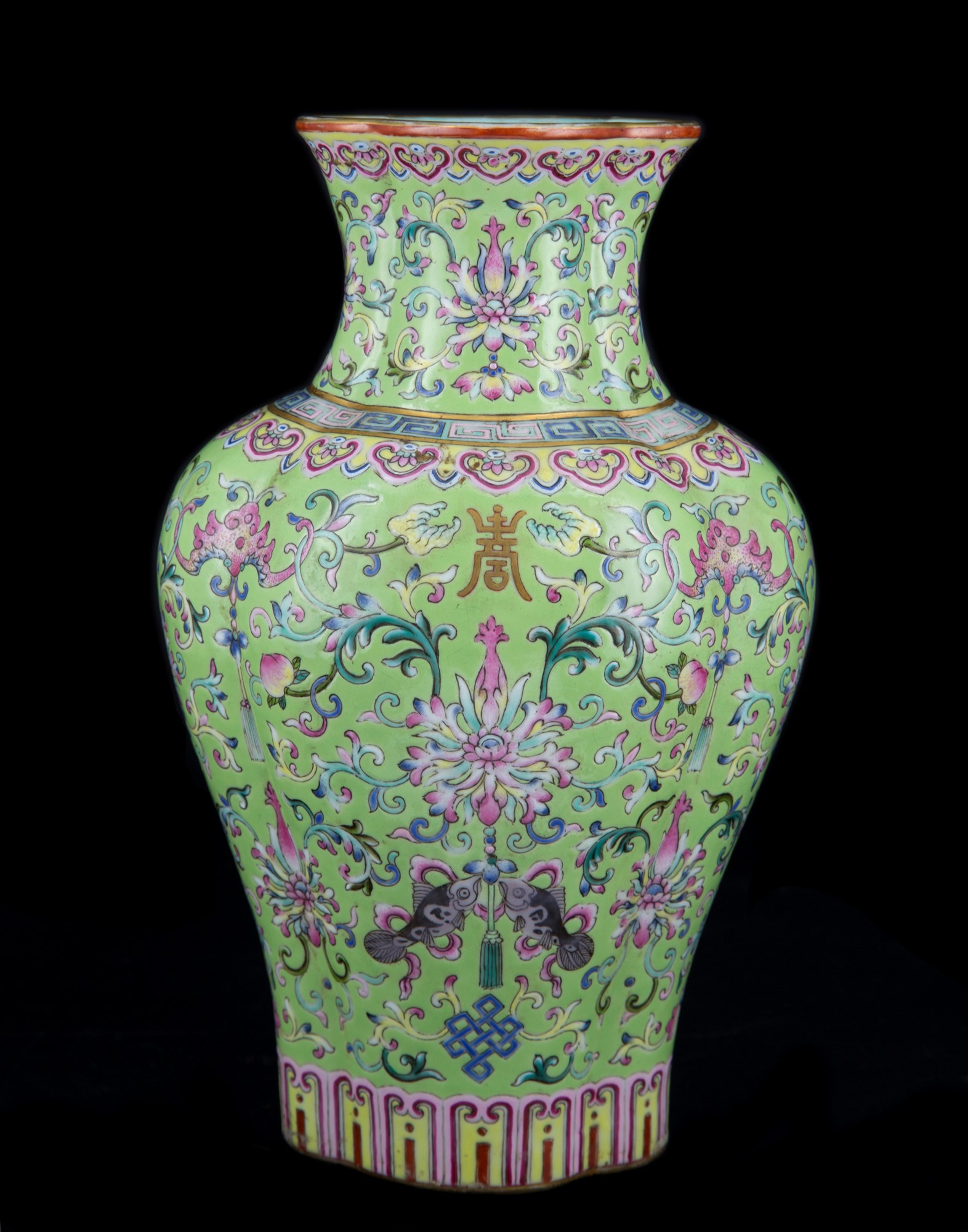 *PREMIUM: A RARE IMPERIAL LIME-GROUND FAMILLE ROSE QUATREFOIL VASE, HAITANGPING h. 23 cm - Image 5 of 16