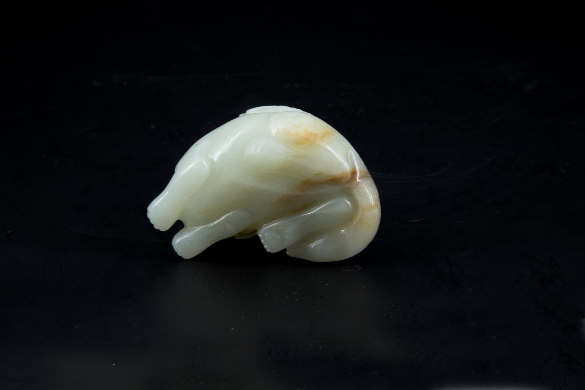 A WHITE JADE AND RUSSET LION DOG l. 8 cm - Bild 3 aus 3