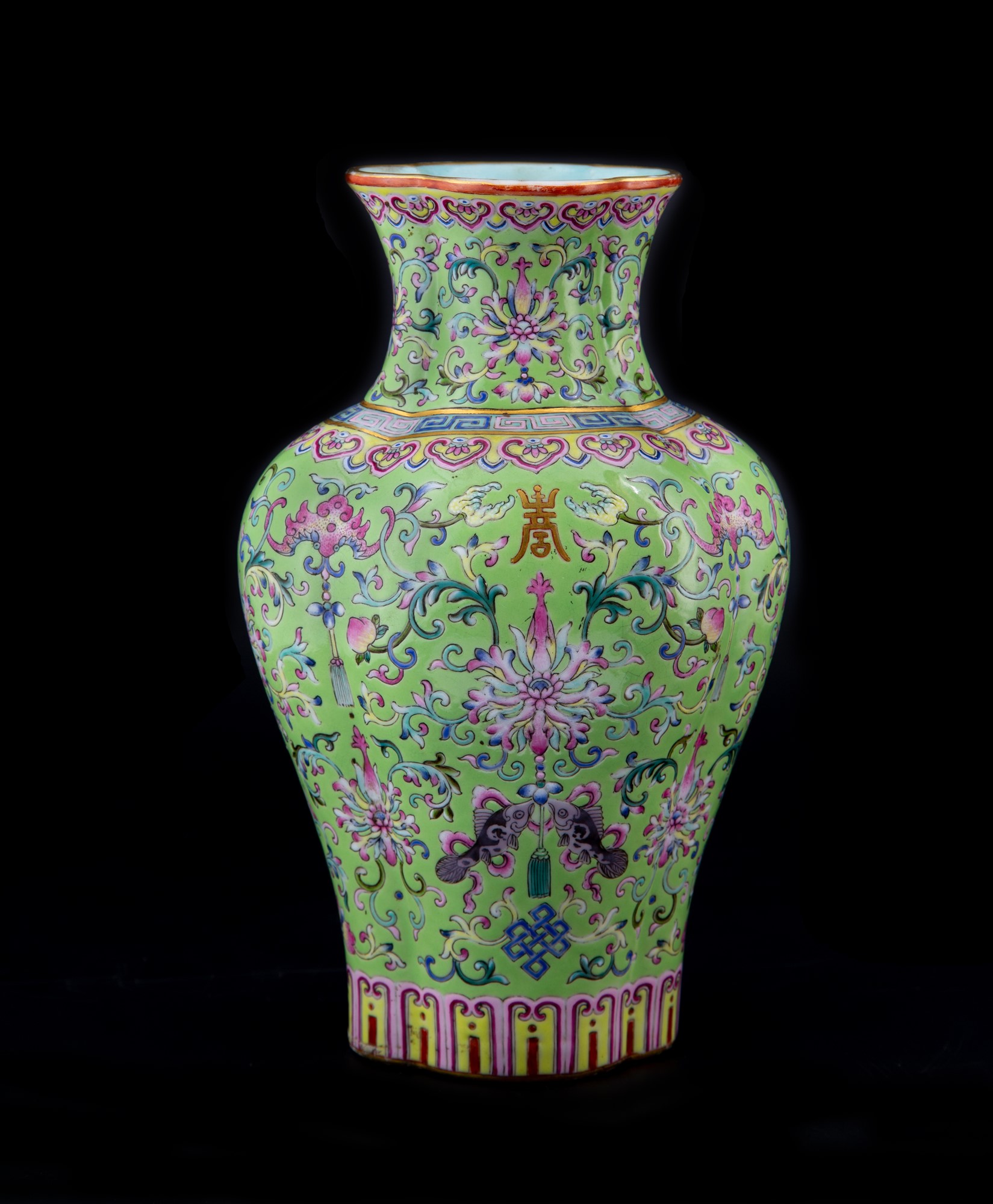 *PREMIUM: A RARE IMPERIAL LIME-GROUND FAMILLE ROSE QUATREFOIL VASE, HAITANGPING h. 23 cm - Image 6 of 16