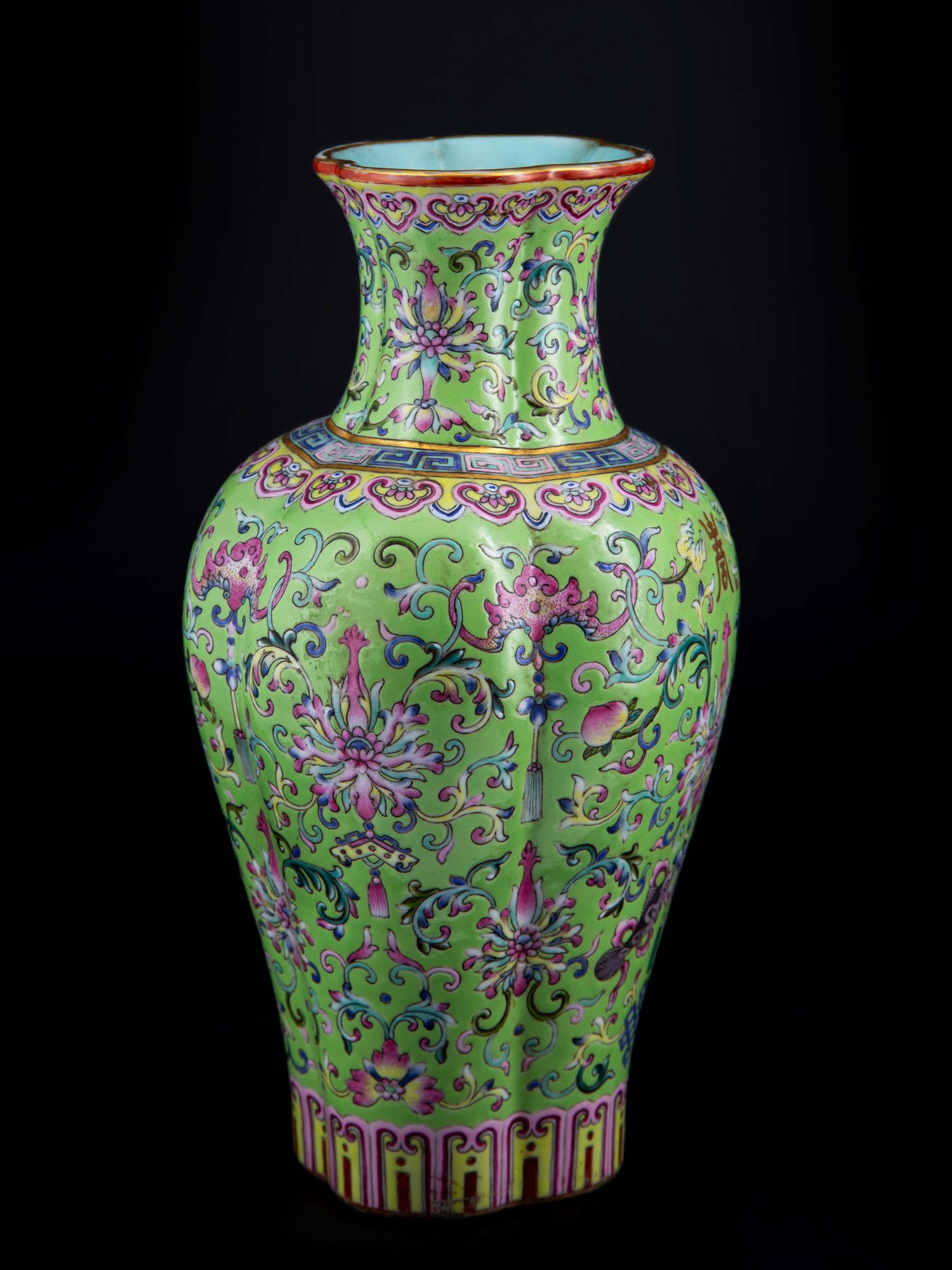 *PREMIUM: A RARE IMPERIAL LIME-GROUND FAMILLE ROSE QUATREFOIL VASE, HAITANGPING h. 23 cm - Image 3 of 16