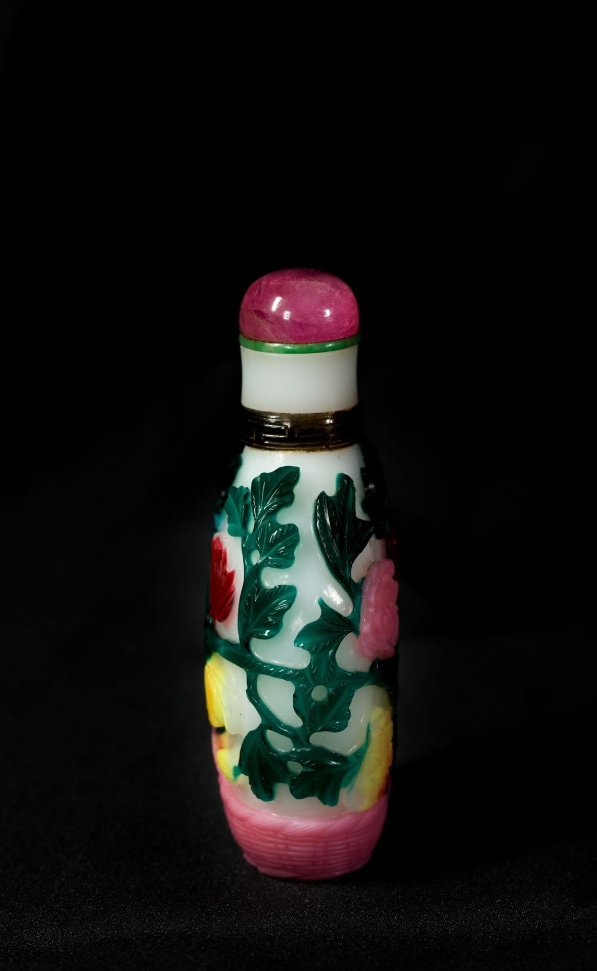 A RARE SEVEN COLOUR GLASS OVERLAY SNUFF BOTTLE h. 8 cm - Image 4 of 5