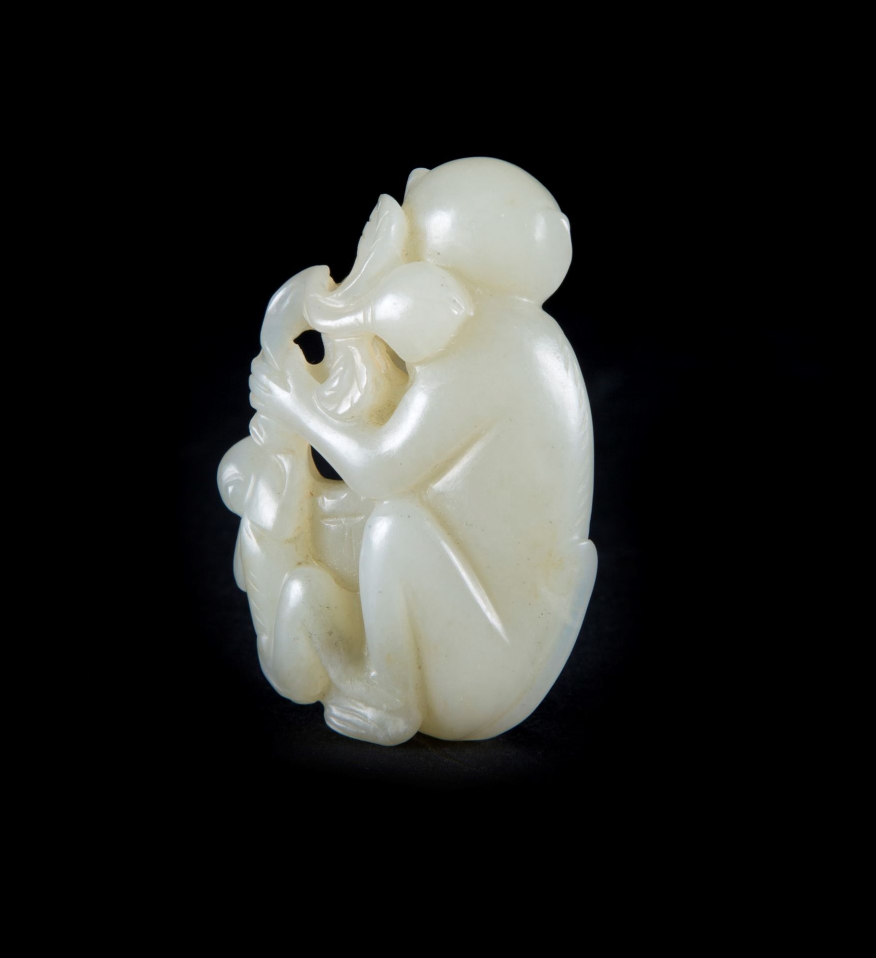 A SMALL WHITE JADE MONKEY AND PEACH GROUP h. 5 cm - Image 2 of 2