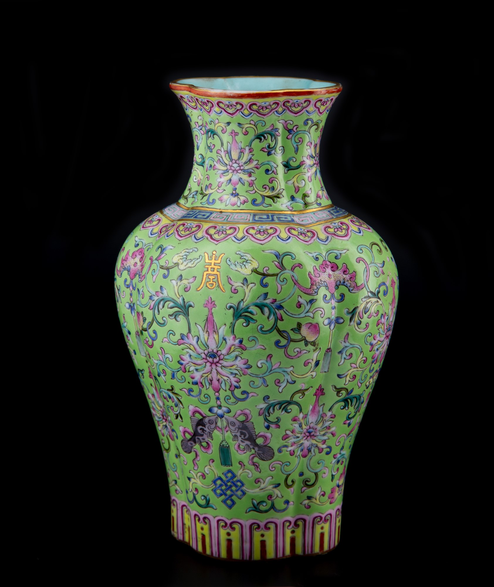 *PREMIUM: A RARE IMPERIAL LIME-GROUND FAMILLE ROSE QUATREFOIL VASE, HAITANGPING h. 23 cm - Image 7 of 16