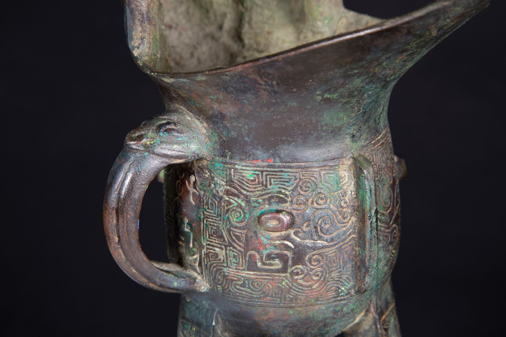 LARGE RITUAL BRONZE TRIPOD WINE VESSEL, JUE h. 32 cm - Image 3 of 4