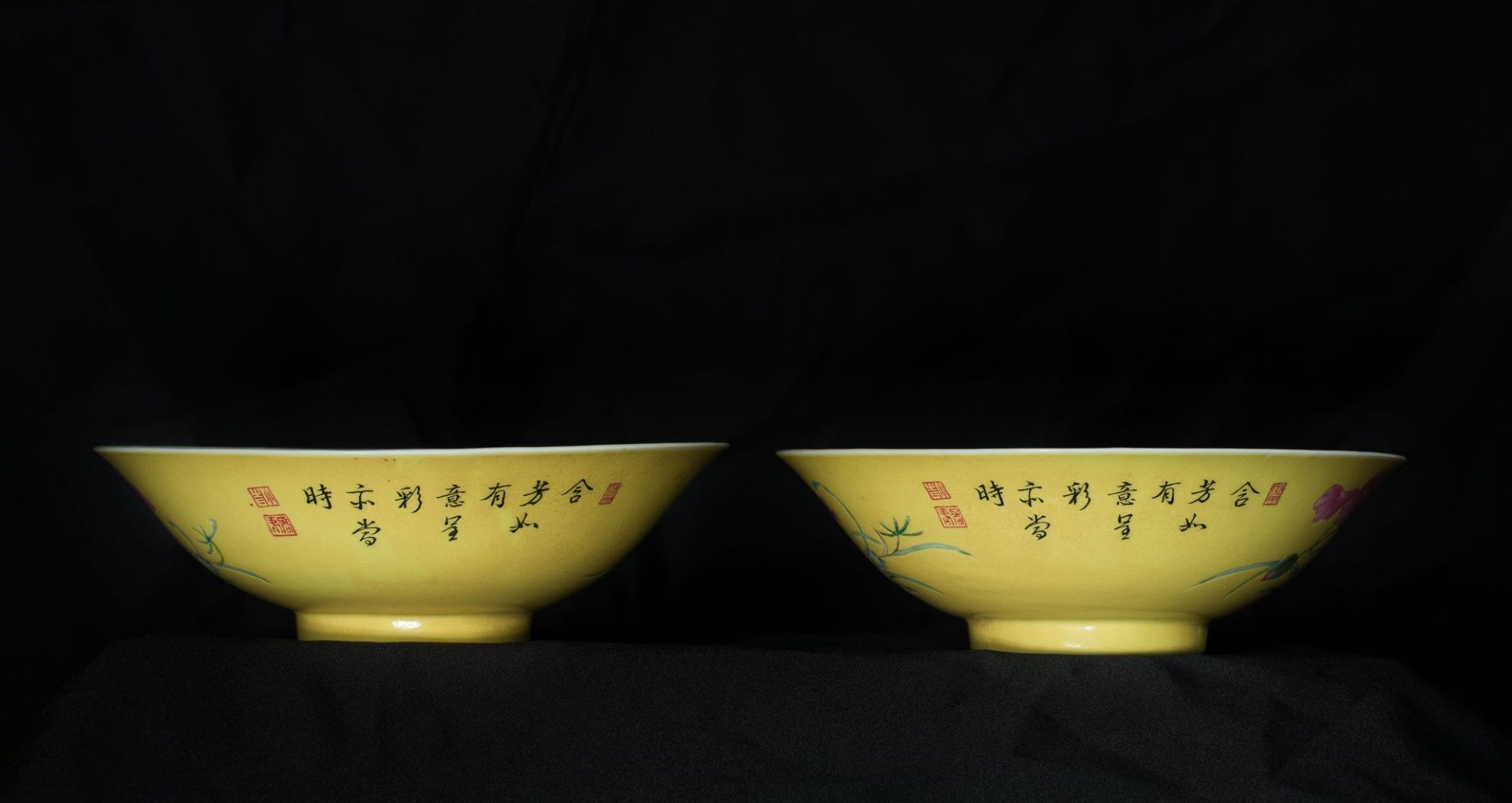 PAIR OF BLUE AND WHITE FAMILLE ROSE YELLOW-GROUND PORCELAIN CUPS d. 15,2 - Image 5 of 5