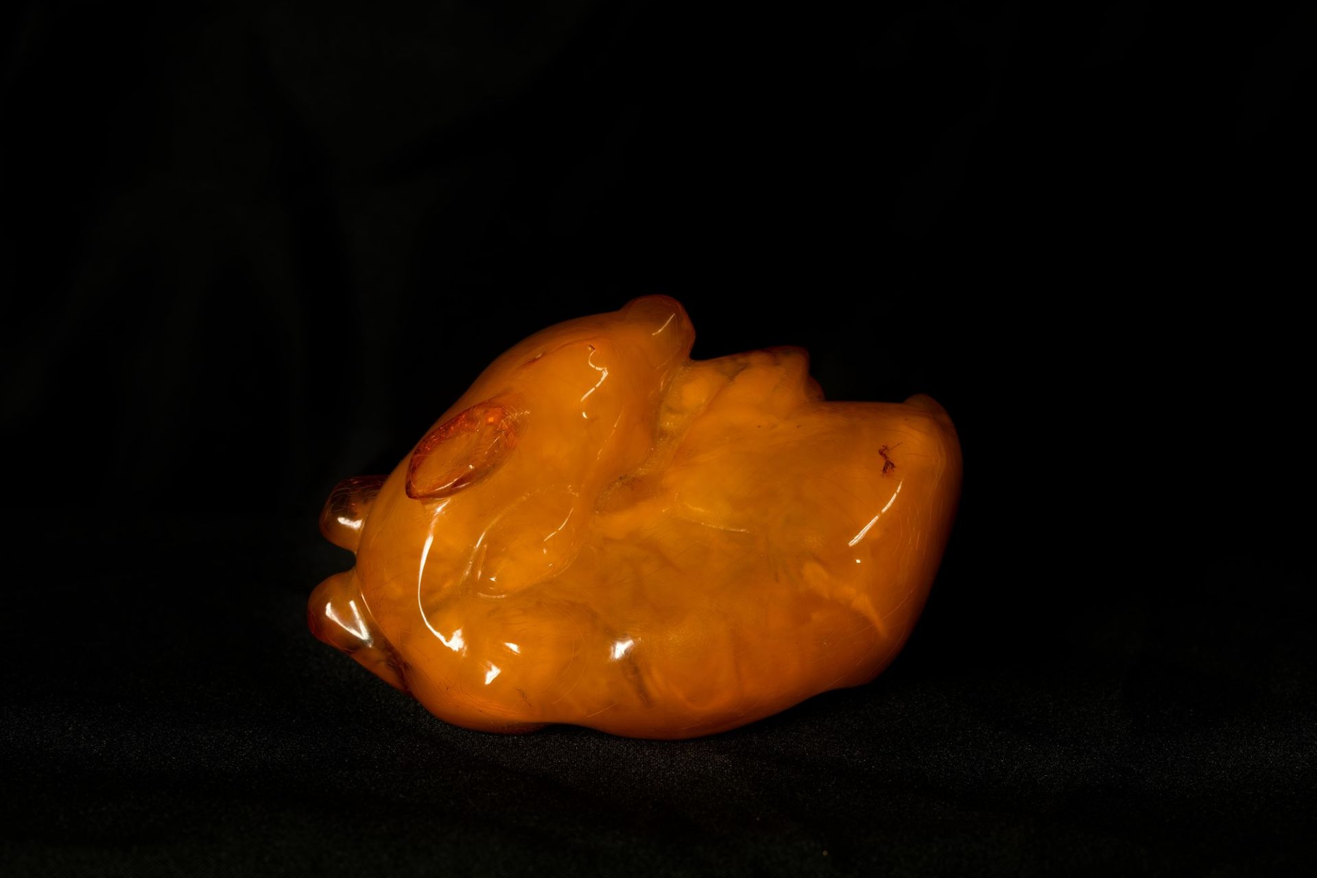 A RARE CARVED AMBER DEER IN RECUMBENT POSE h. 2,5 cm x l. 8 cm - Image 2 of 4