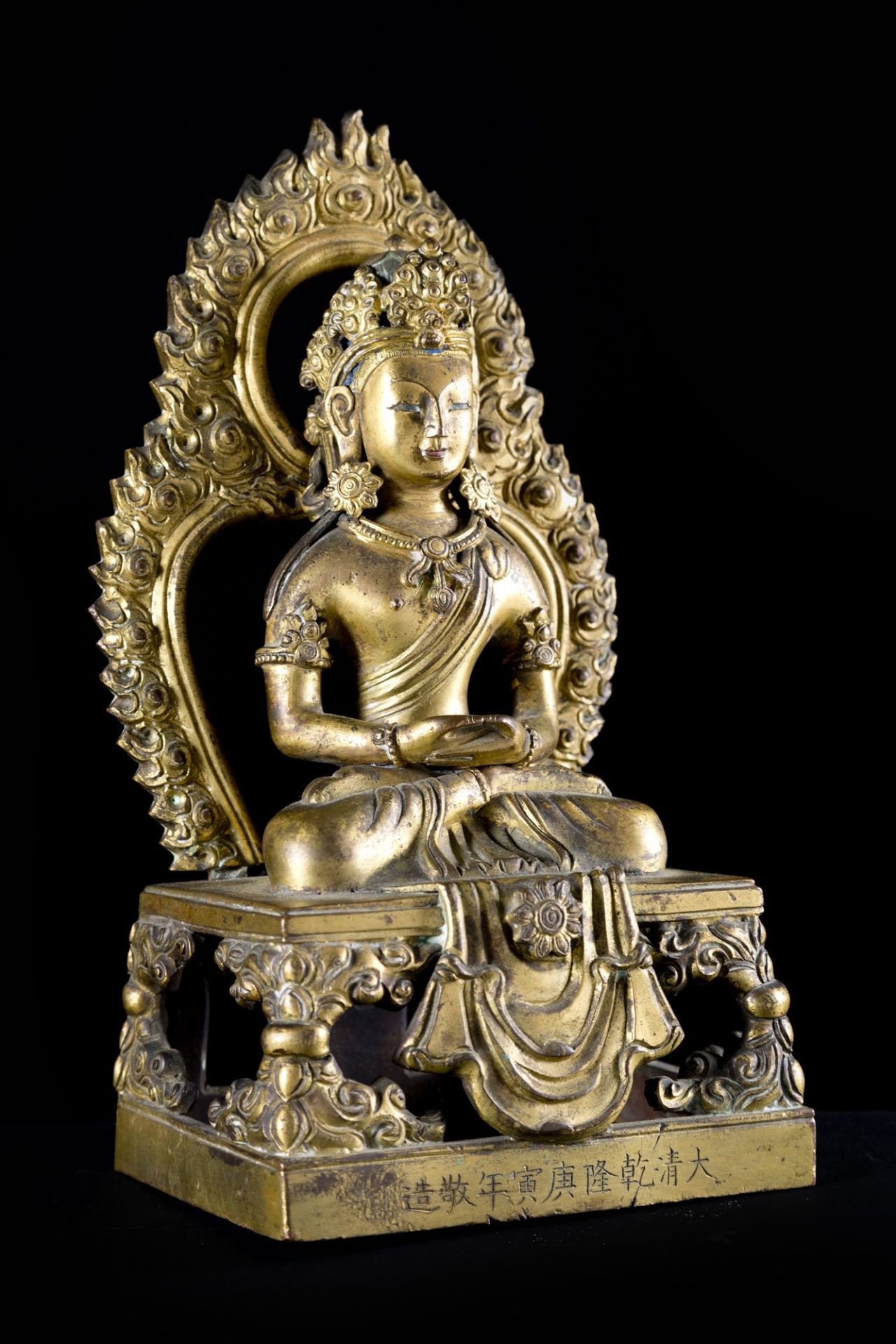 GILT-BRONZE FIGURE OF A SEATED BUDDHA AMITAYUS WITH FLAME h. 21.5 cm - Bild 4 aus 6