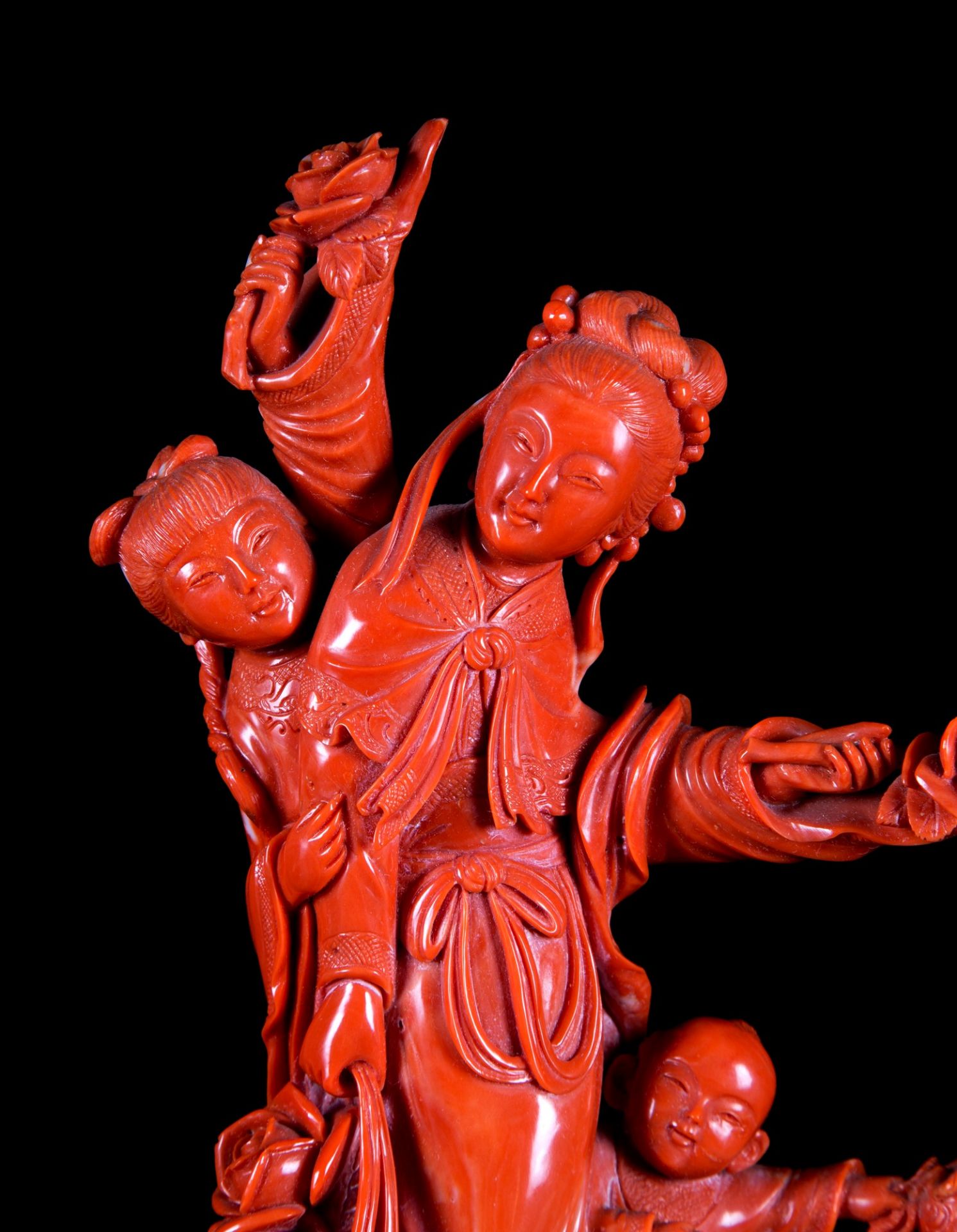 GROUP IN RED CORAL BEIJING WORKMANSHIP h. 24.5 cm  - Image 3 of 5