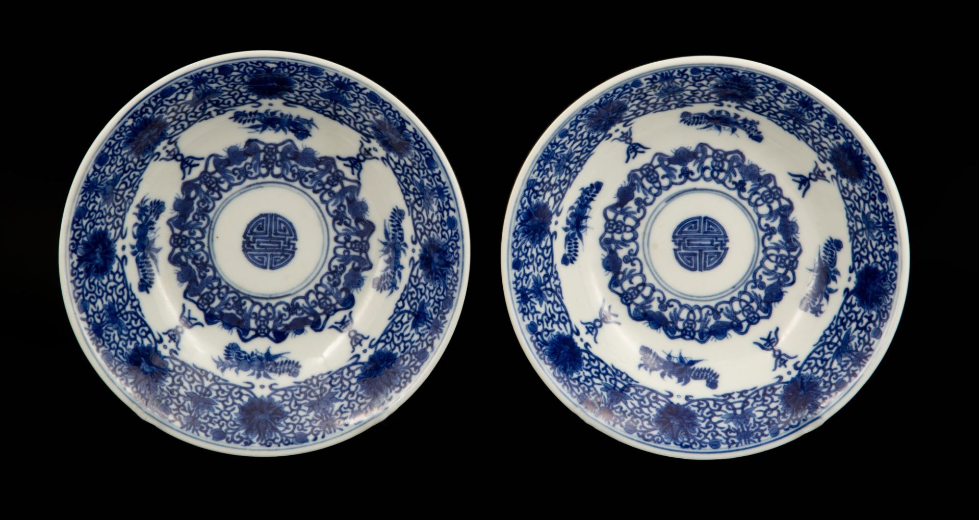 PAIR OF BLUE AND WHITE FAMILLE ROSE YELLOW-GROUND PORCELAIN CUPS d. 15,2 - Image 2 of 5