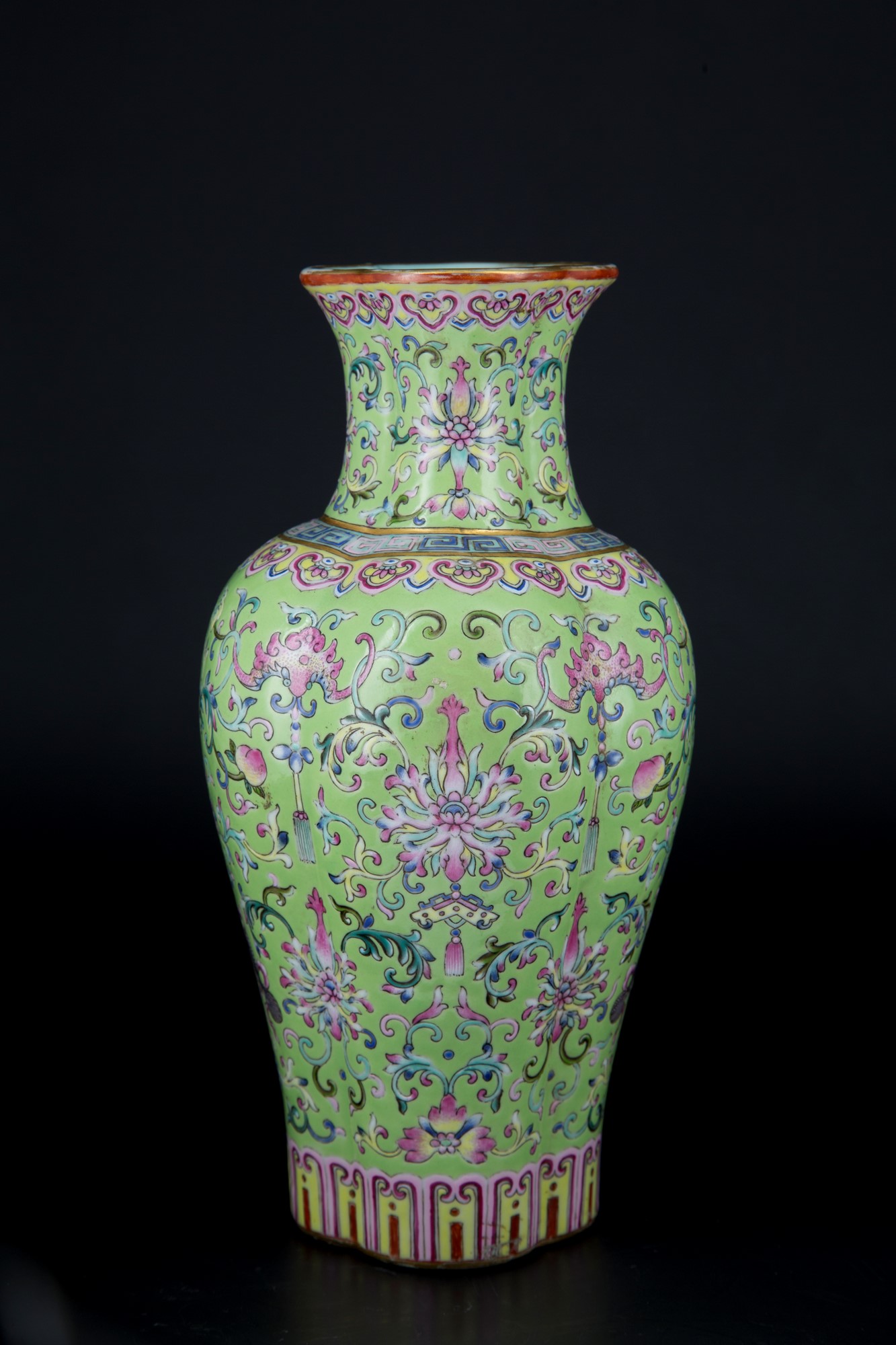 *PREMIUM: A RARE IMPERIAL LIME-GROUND FAMILLE ROSE QUATREFOIL VASE, HAITANGPING h. 23 cm - Image 15 of 16