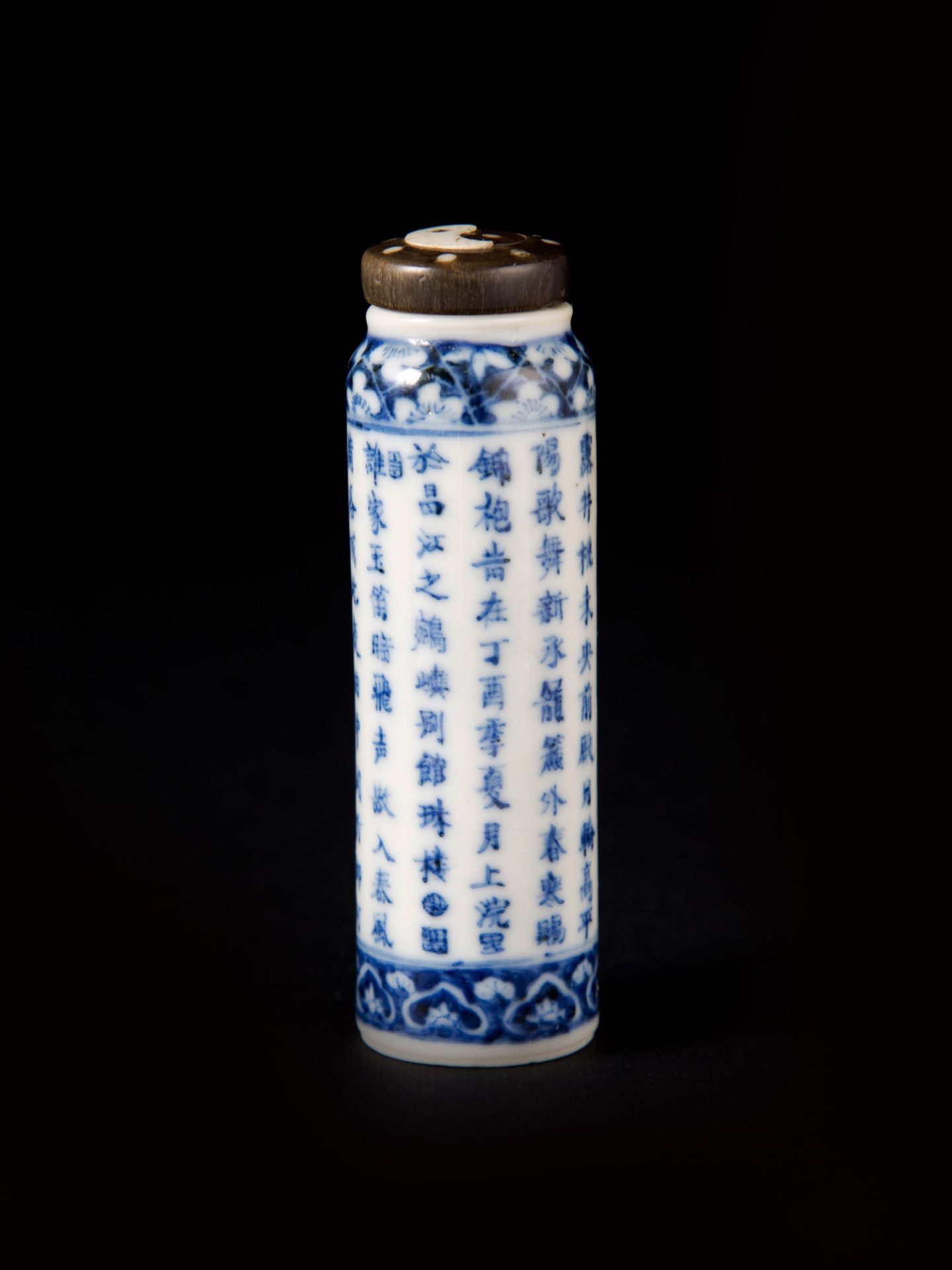 PORCELAIN SNUFF BOTTLE h. 8.5 cm