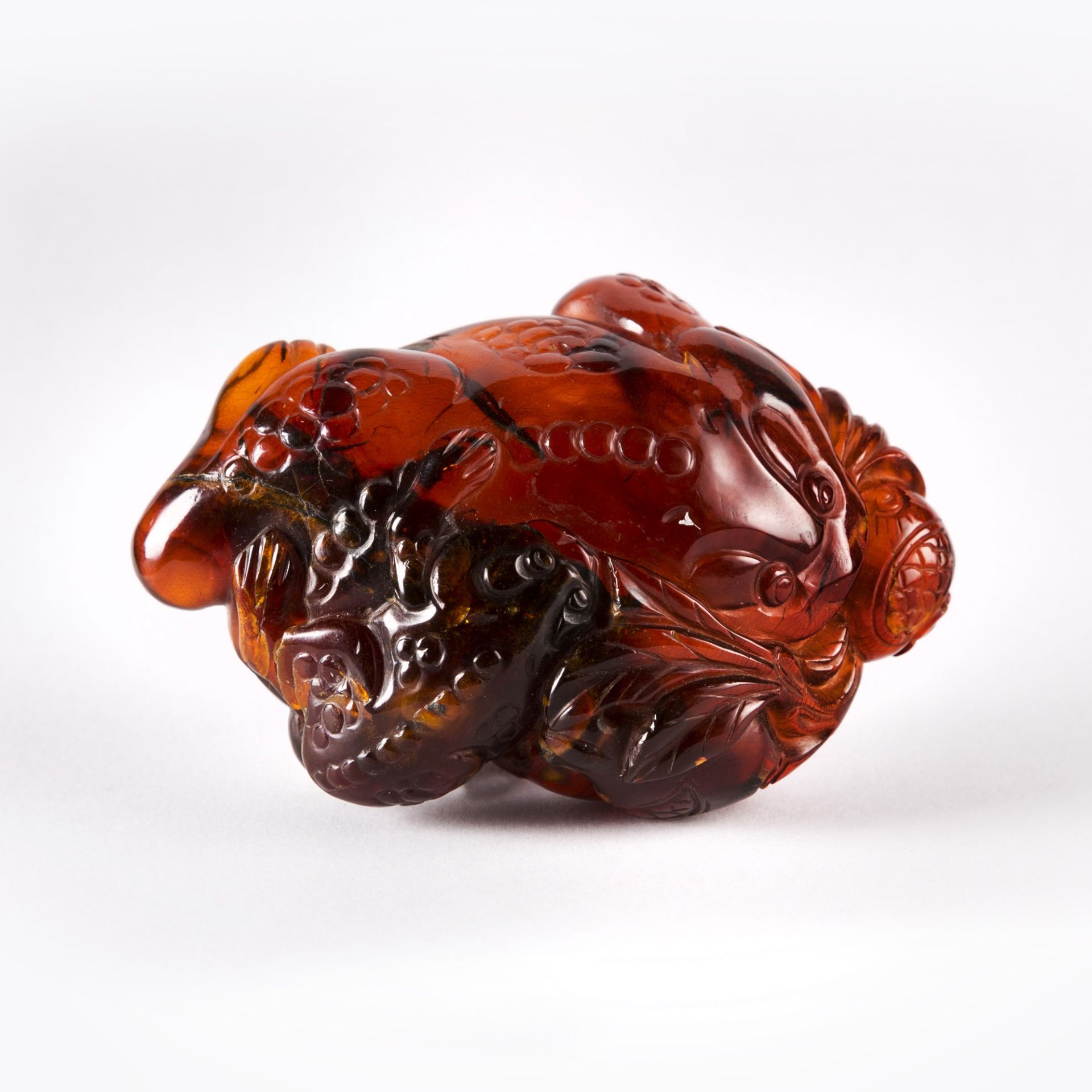 AN AMBER CARVING OF A TOAD  l. 7 cm