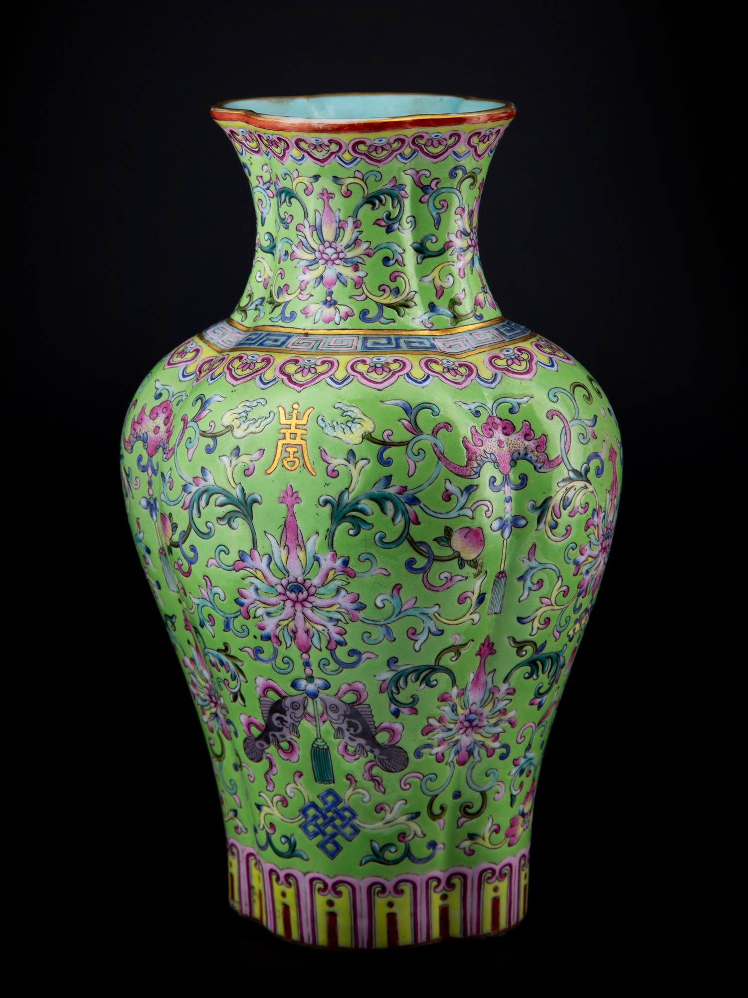 *PREMIUM: A RARE IMPERIAL LIME-GROUND FAMILLE ROSE QUATREFOIL VASE, HAITANGPING h. 23 cm - Image 2 of 16