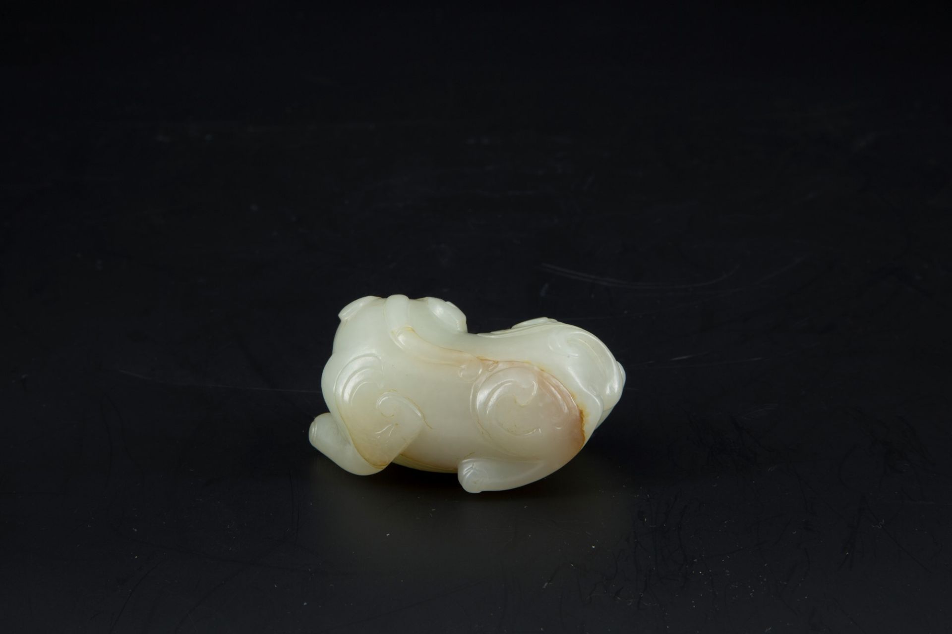 A WHITE JADE AND RUSSET BIXIE h. 3,2 cm x l. 6,5 cm - Bild 2 aus 3