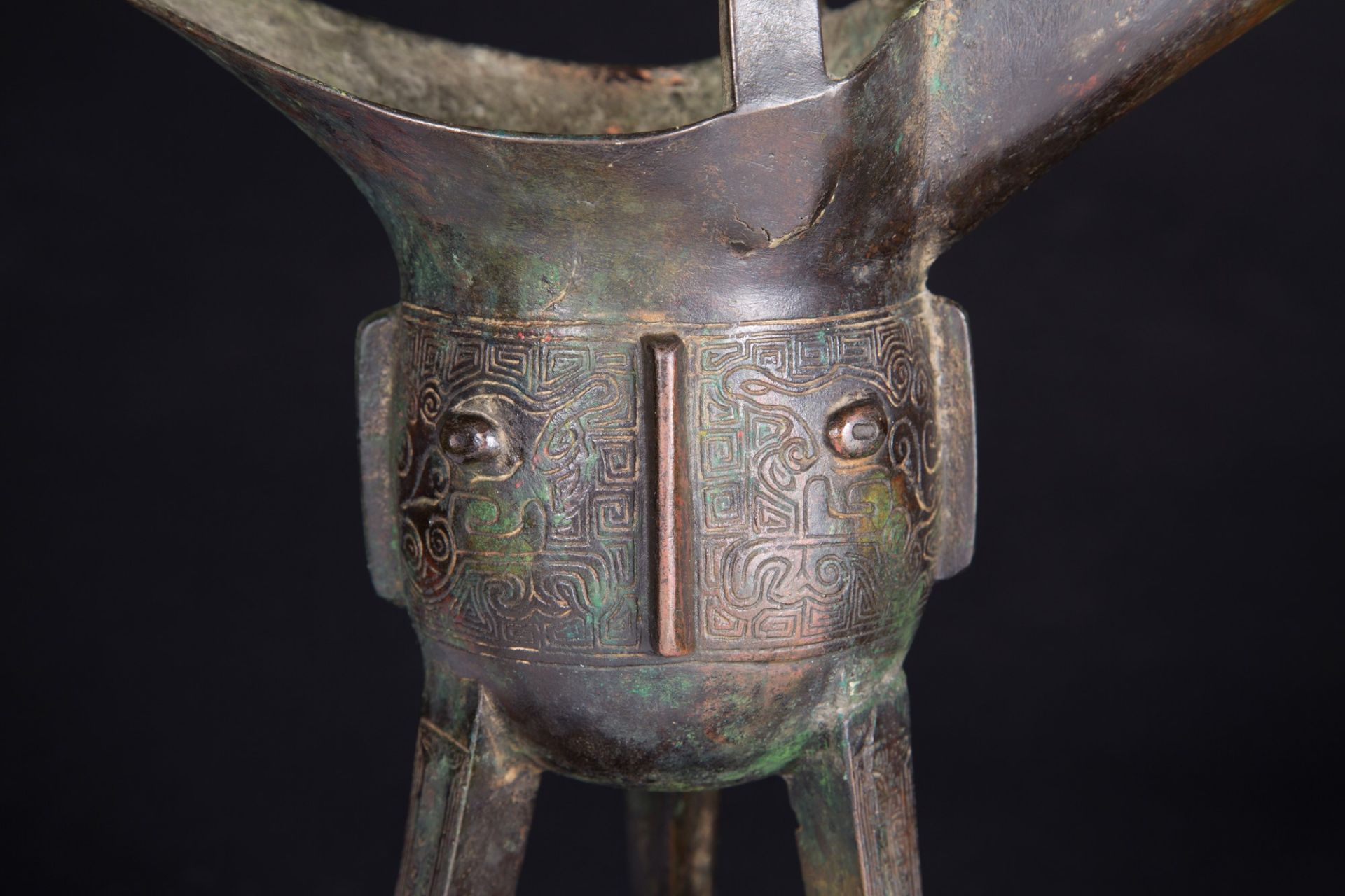 LARGE RITUAL BRONZE TRIPOD WINE VESSEL, JUE h. 32 cm - Image 4 of 4