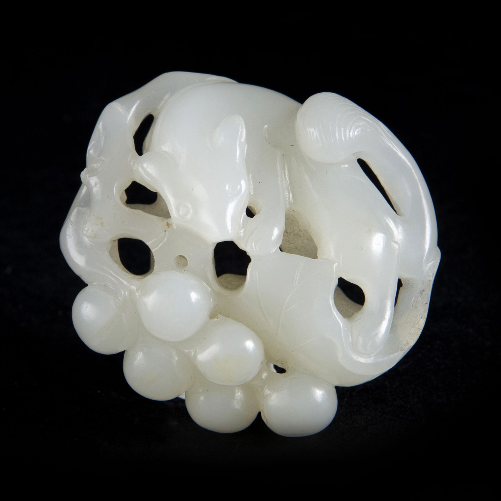 A WHITE JADE SQUIRREL AND GRAPES PENDANT l. 4,5 cm